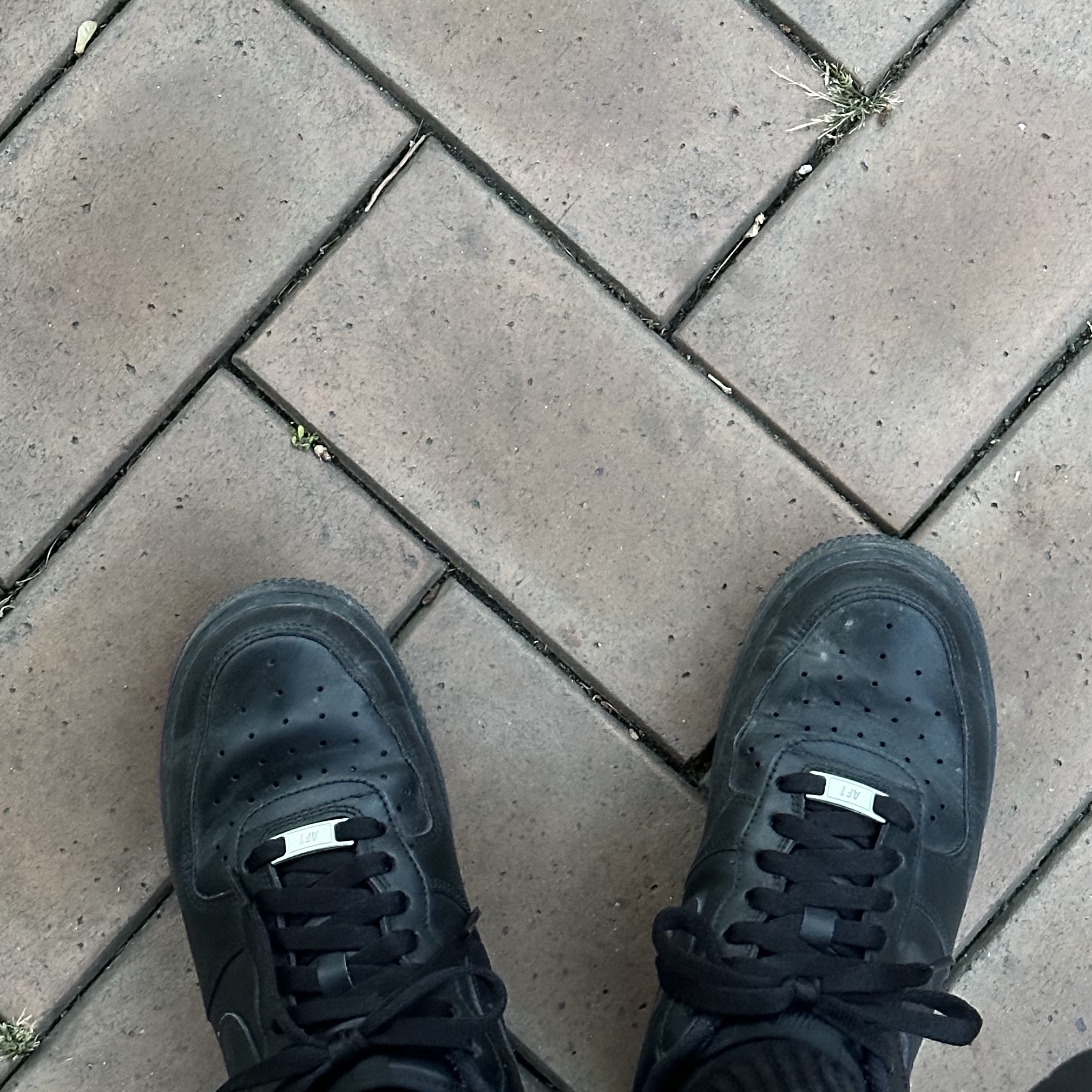 Nike Air Force 1 '07 Low Triple Black 착용 스타일