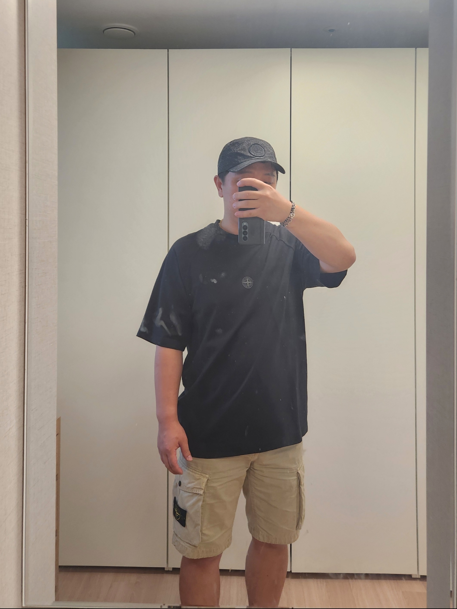 Stone Island L0804 Stretch Broken Twill Garment Dyed Cargo Bermuda Shorts Beige - 22SS, Stone Island 20144 Garment Dyed Short Sleeve T-Shirt Black - 23FW 착용 스타일