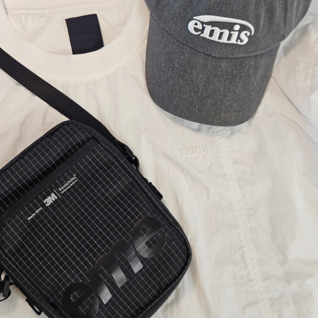 Emis New Logo Pigment Ball Cap Black, Supreme Shoulder Bag Black - 24SS 착용 스타일