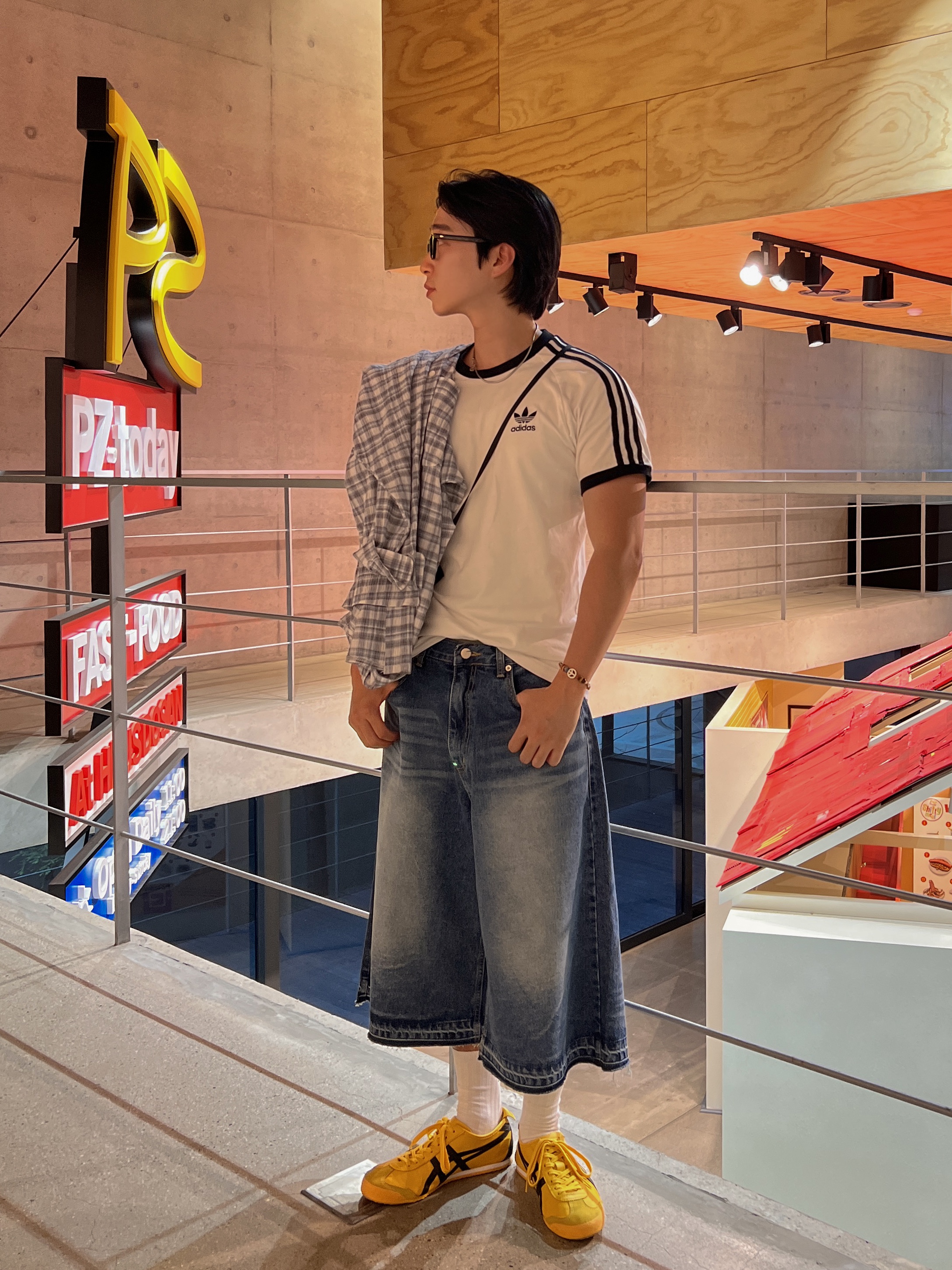 Onitsuka Tiger Mexico 66 Yellow Black, Adidas Adicolor Classics 3-Stripes T-Shirt White - KR Sizing 착용 스타일 - 3