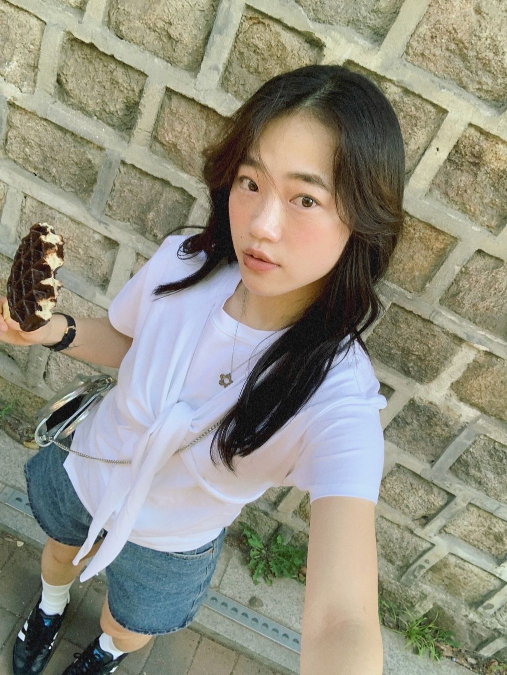 Gyeong Layered Wrap Tee White, Gyeong Layered Wrap Tee Apricot 착용 스타일
