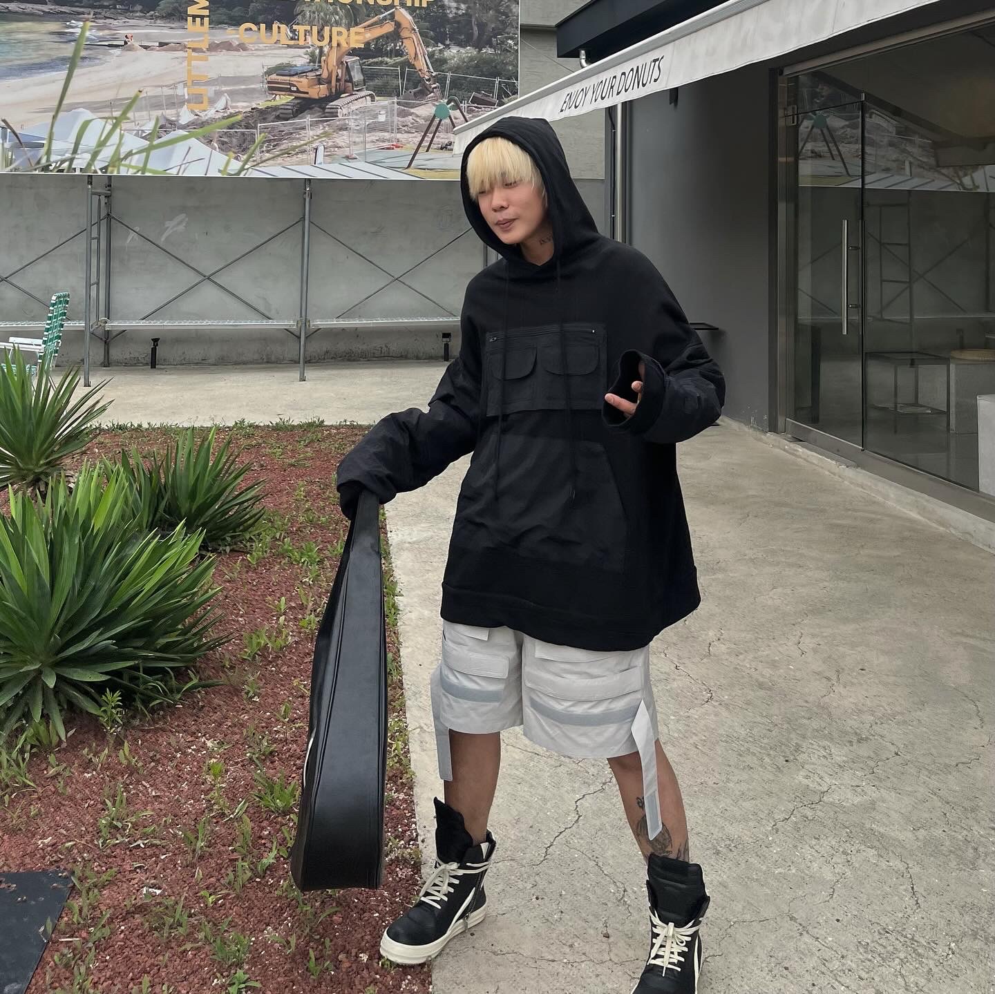 Rick Owens Geobasket Full Grain Calf Leather Strobe Sneakers Black Milk White, Project G/R Mega Buckle Hobo Bag Black 착용 스타일 - 3