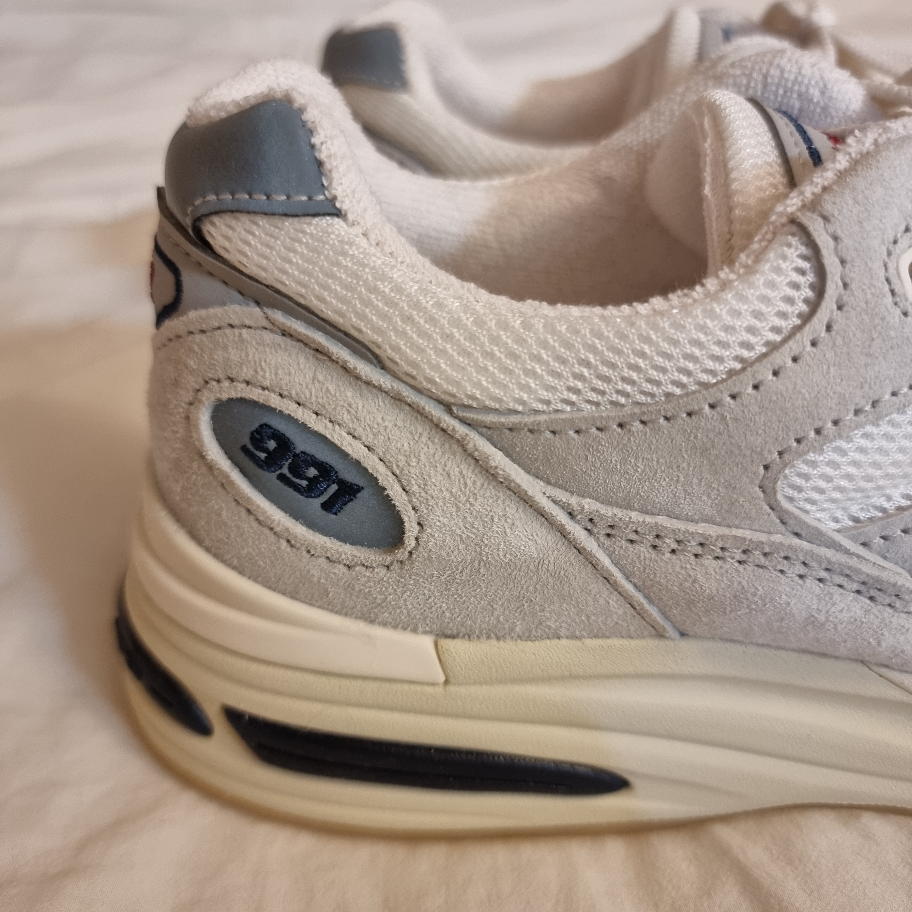 New Balance 991v2 Made in UK Off White Blanc De Blanc 착용 스타일 - 4