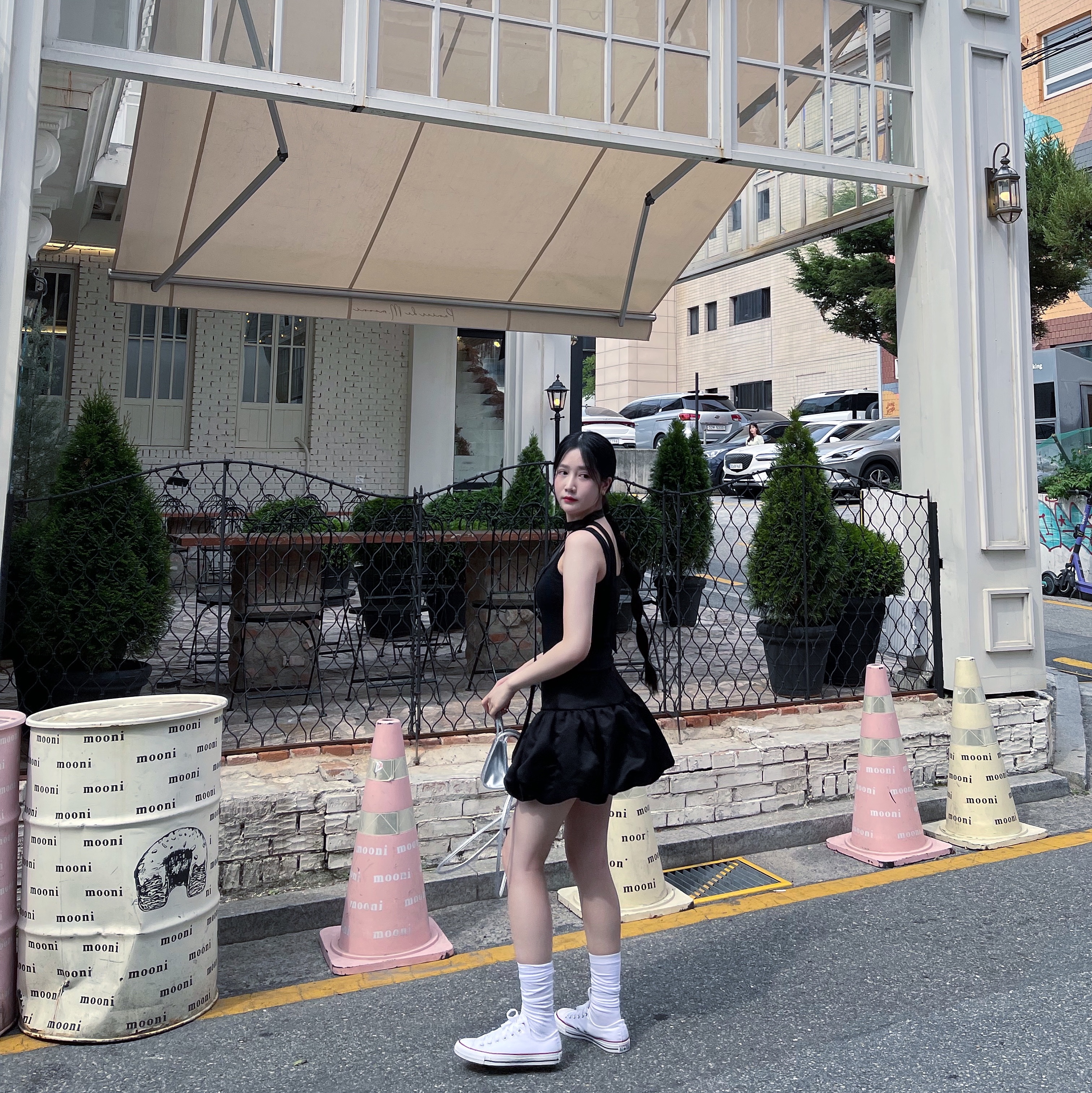 Telfar Small Shopping Bag Silver, Converse Chuck Taylor All Star Ox Optical White 착용 스타일 - 3