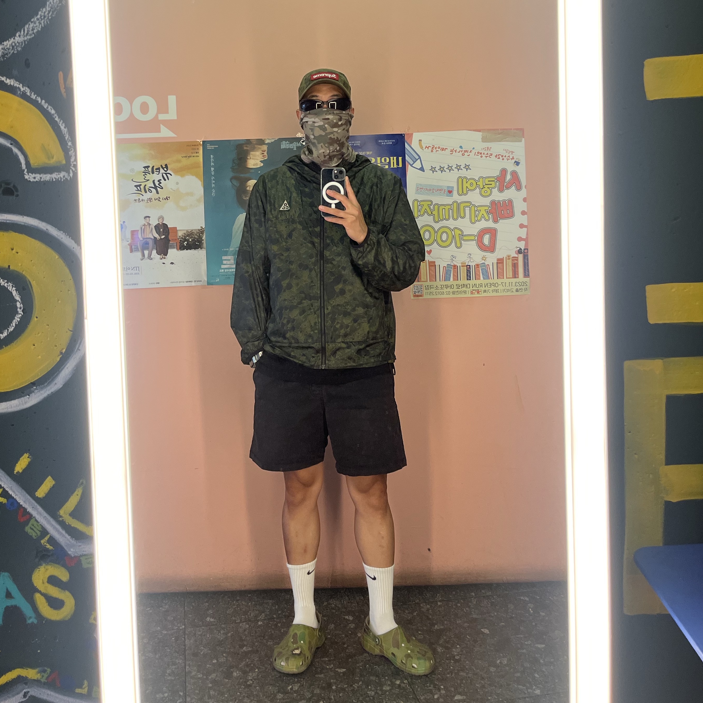 Crocs x XLarge Classic Clog Camo, Supreme Military Camp Cap Flecktarn Camo - 23FW 착용 스타일