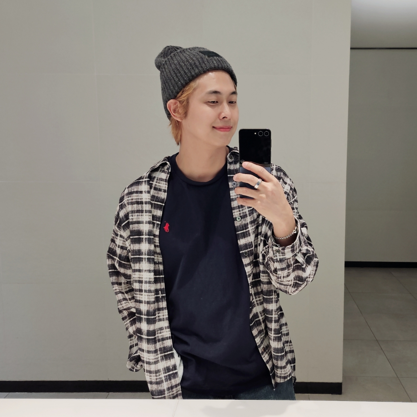 Acne Studios Small Face Logo Beanie Faded Purple 착용 스타일 - 1