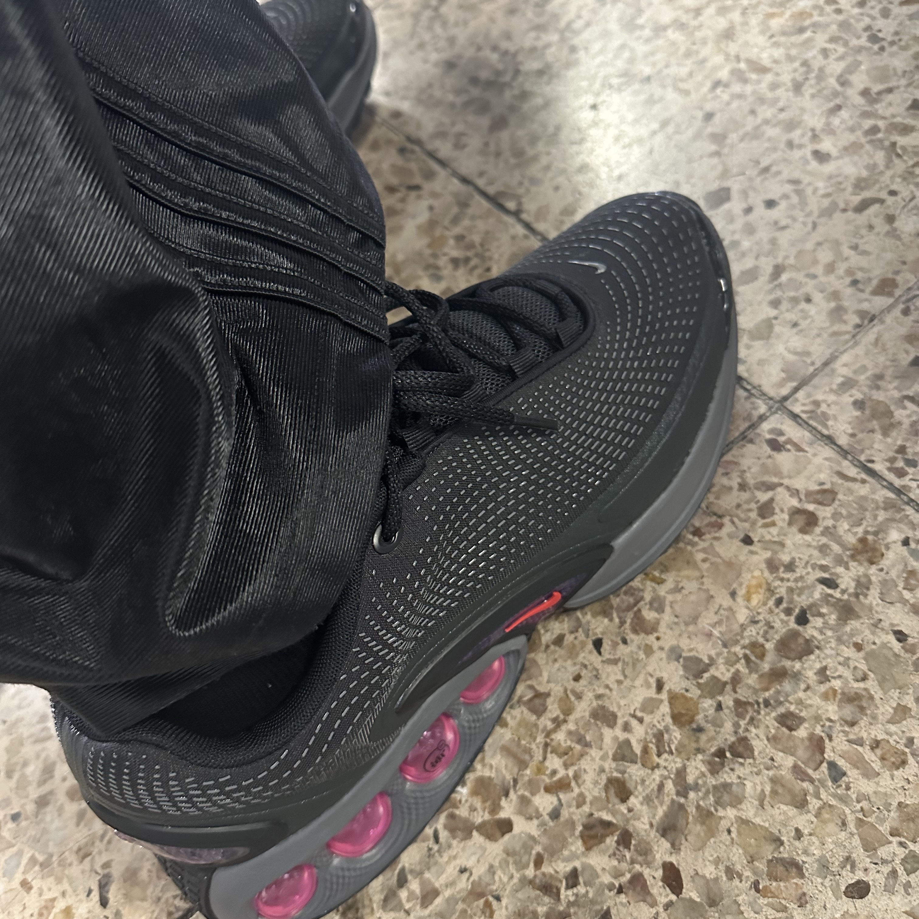 Nike x Supreme SB Darwin Low White, Nike Air Max Dn Black Light Crimson 착용 스타일 - 2