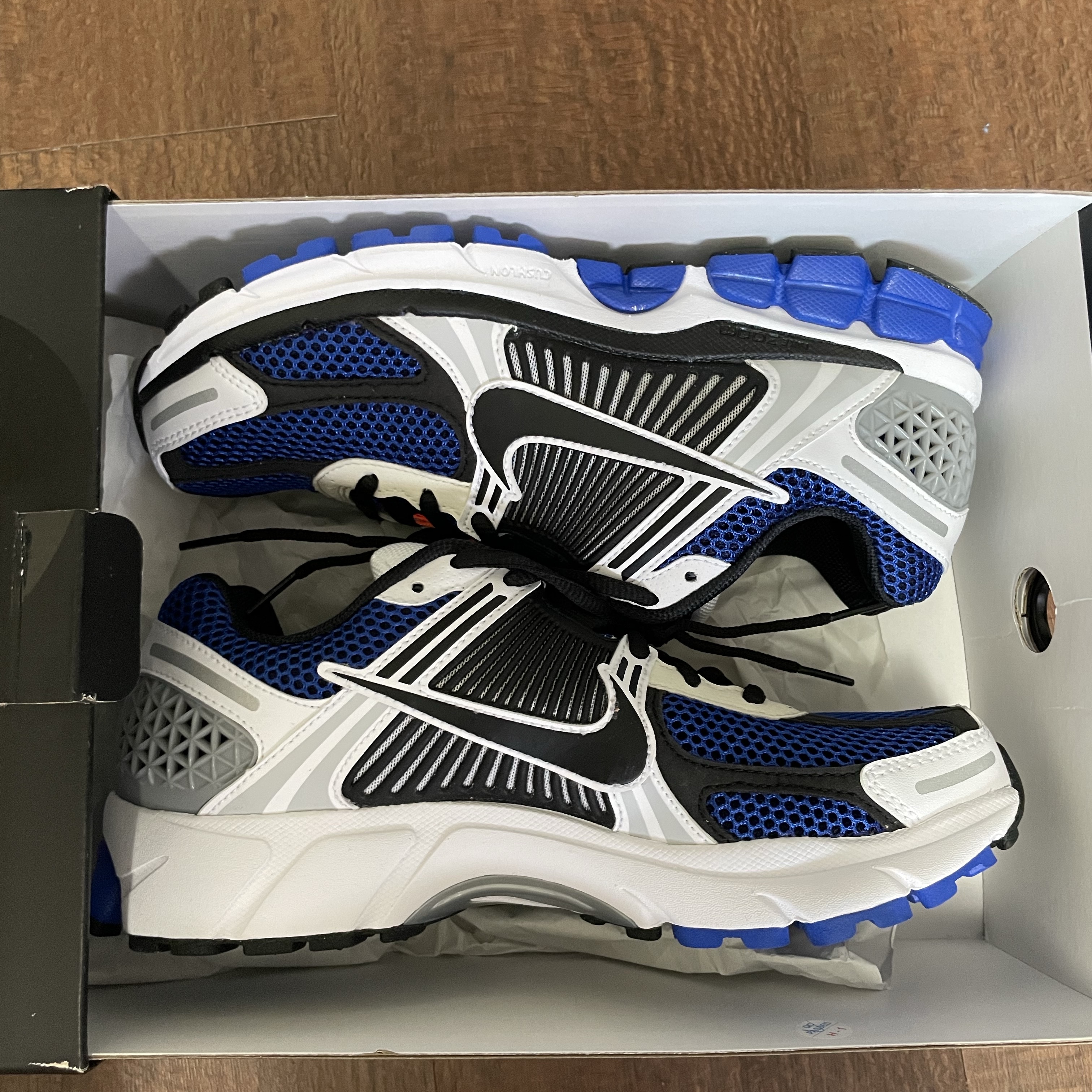 Nike Zoom Vomero 5 White Racer Blue Black 착용 스타일