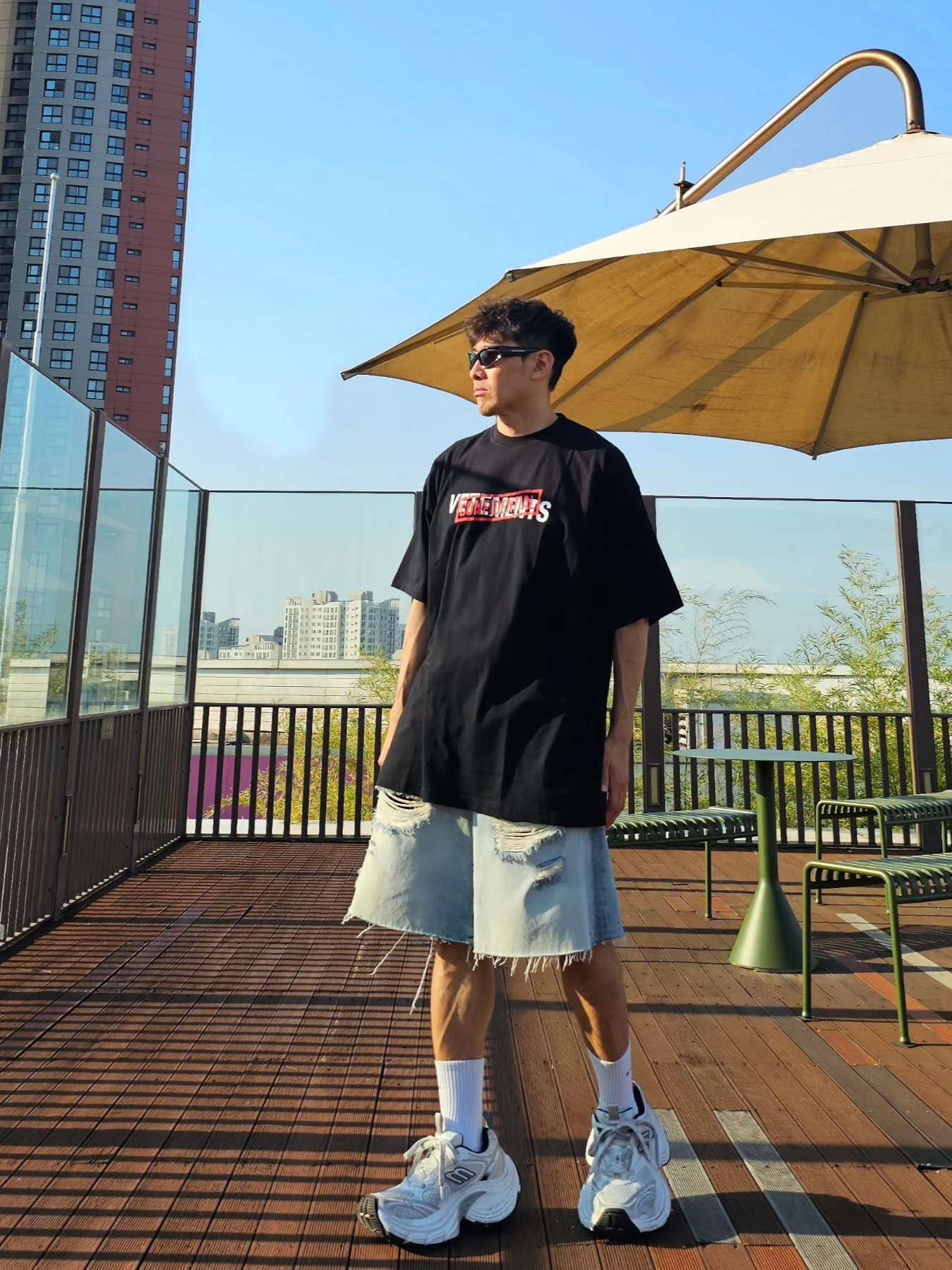 Balenciaga 10XL Sneakers White Grey Silver Black, Balenciaga Swift Oval Sunglasses Black 착용 스타일 - 5