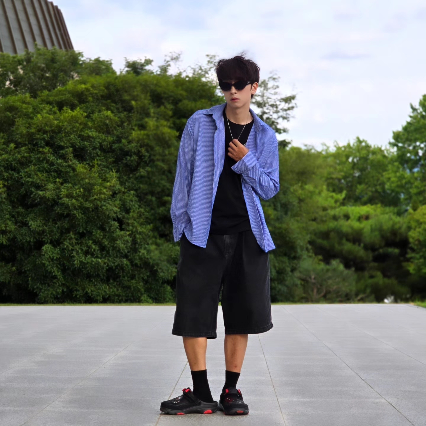 Crocs x Staple Classic All Terrain Clog Black 착용 스타일 - 5