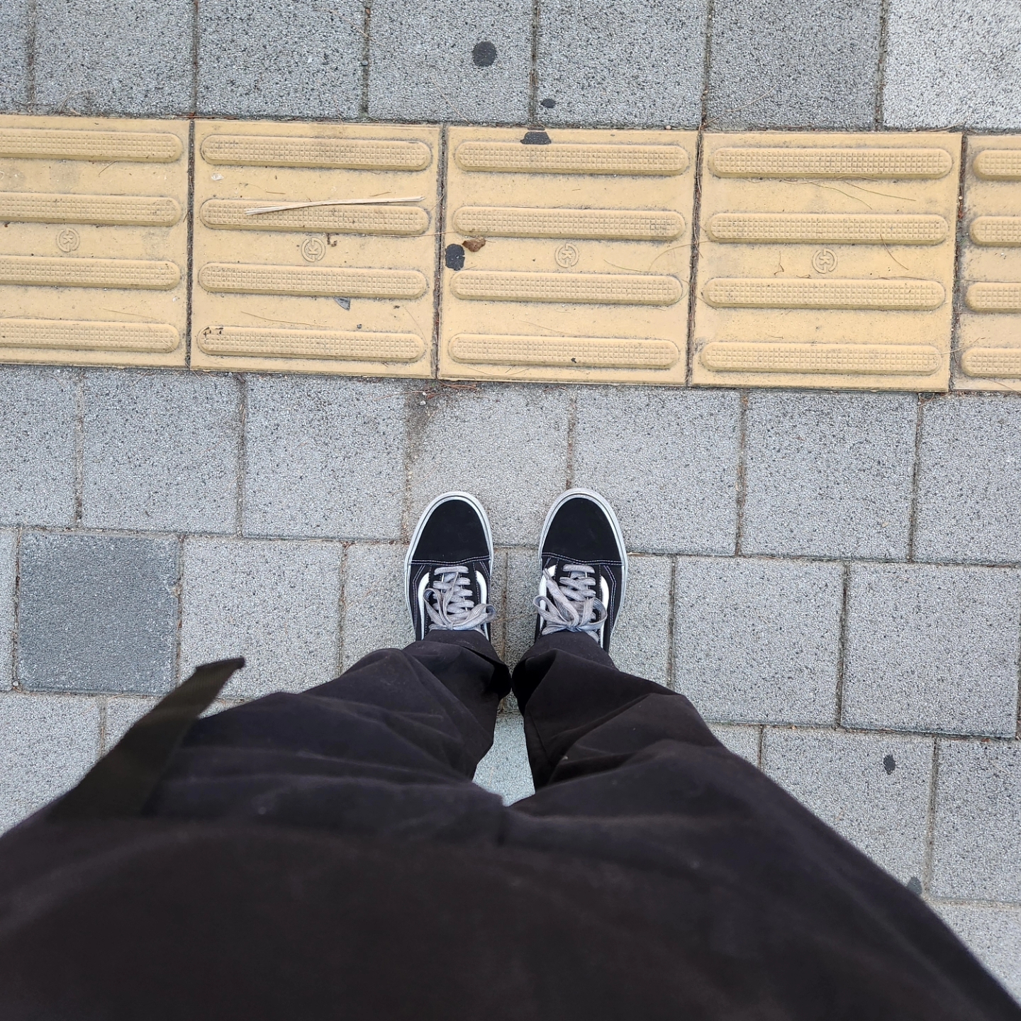 Vans OG Old Skool LX Stressed Black 착용 스타일 - 2