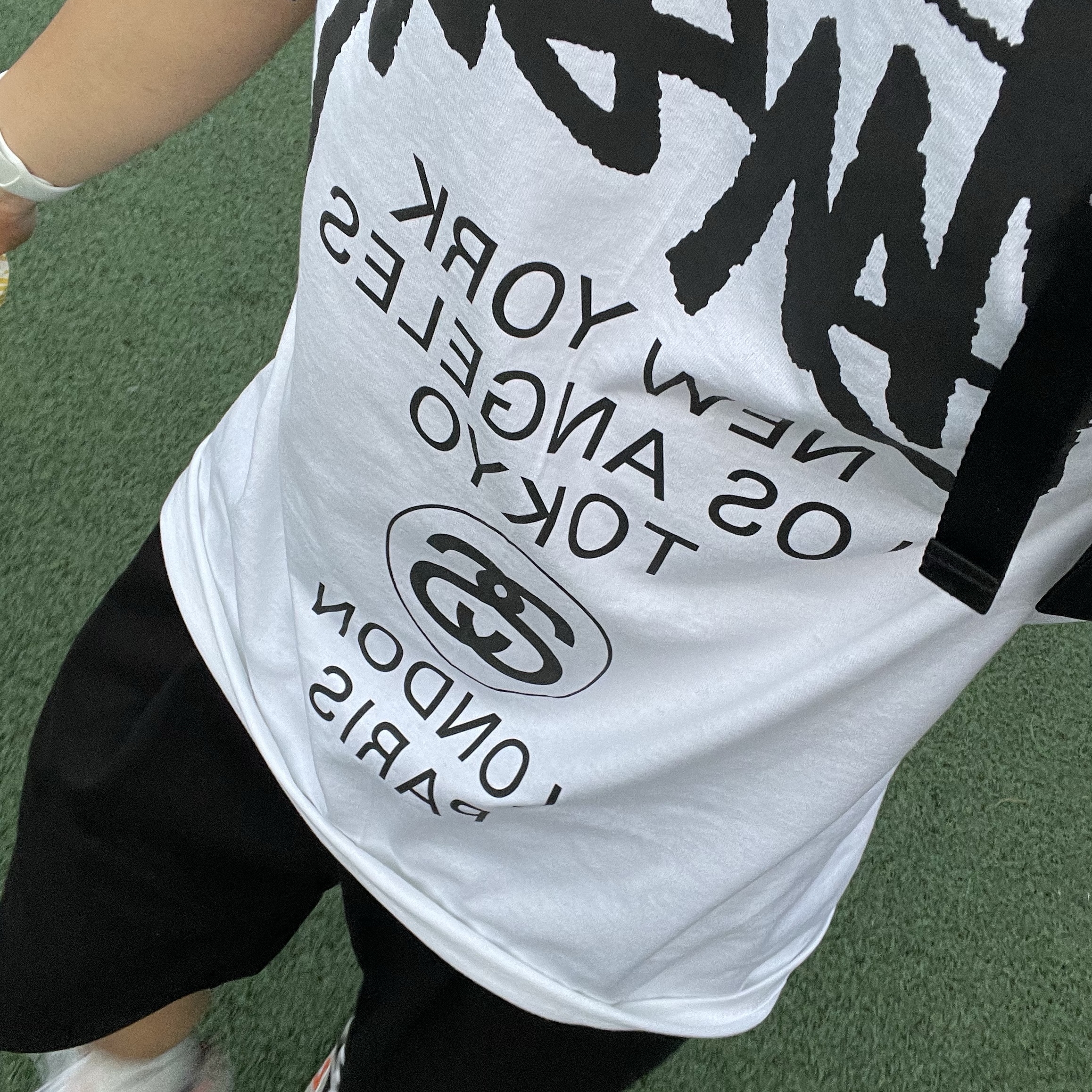 Stussy World Tour T-Shirt White 2024,2025 착용 스타일 - 1