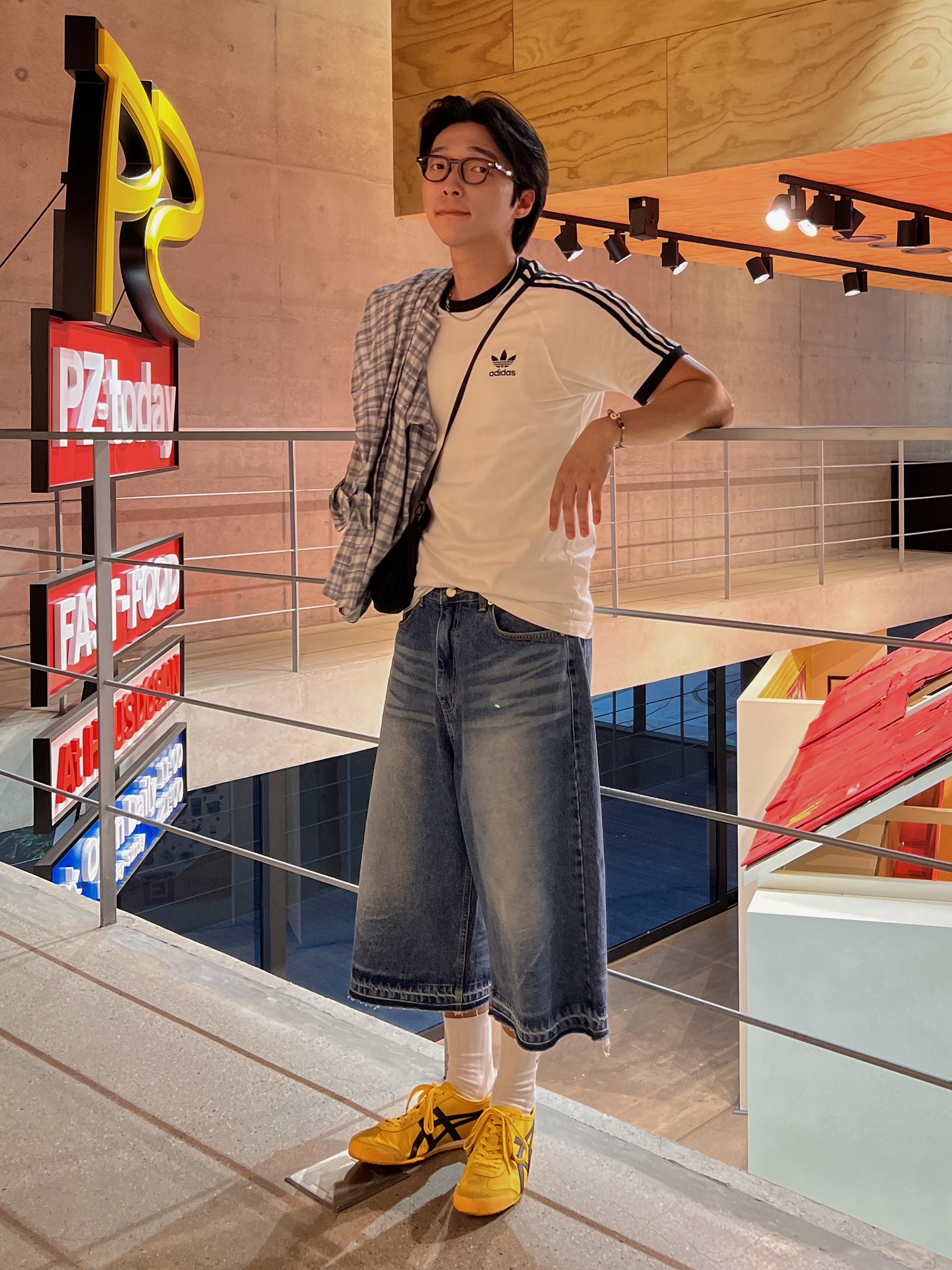 Onitsuka Tiger Mexico 66 Yellow Black, Adidas Adicolor Classics 3-Stripes T-Shirt White - KR Sizing 착용 스타일 - 1
