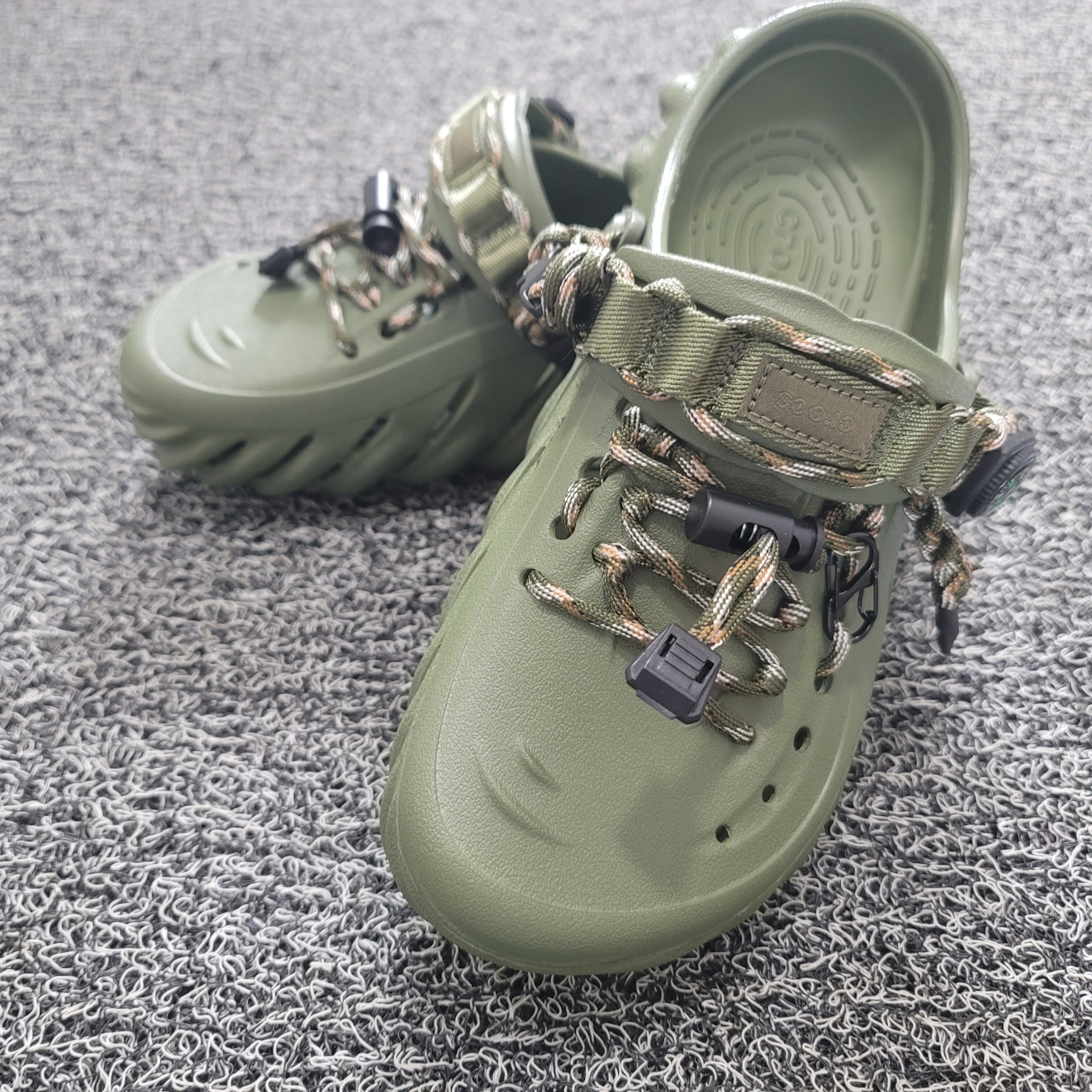 Crocs Echo Clog Army Green 착용 스타일 - 6