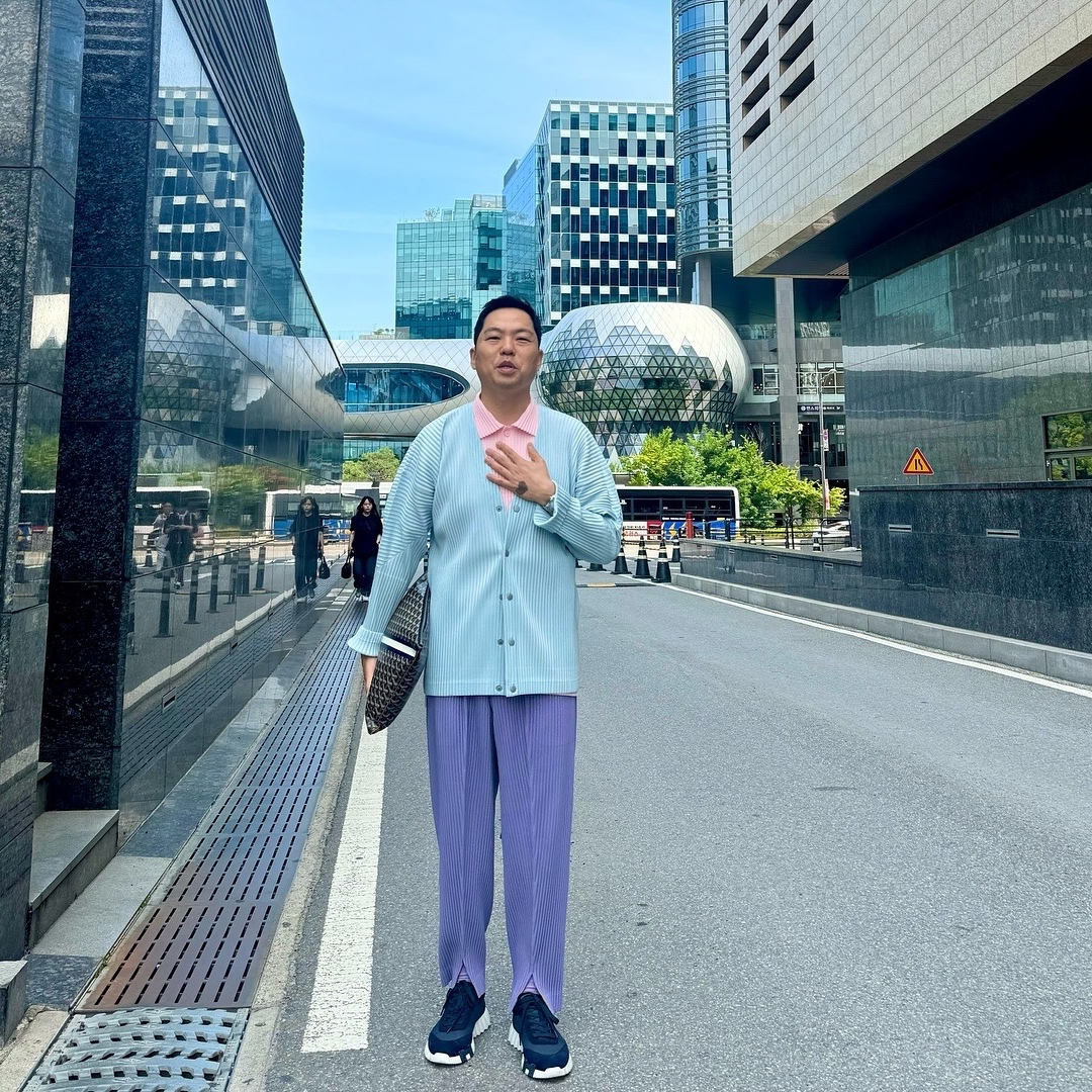 Homme Plisse Issey Miyake Tailored Pleats 1 Pants Dark Blue, Homme Plisse Issey Miyake Tailored Pleats 2 Pants Black 착용 스타일 - 3