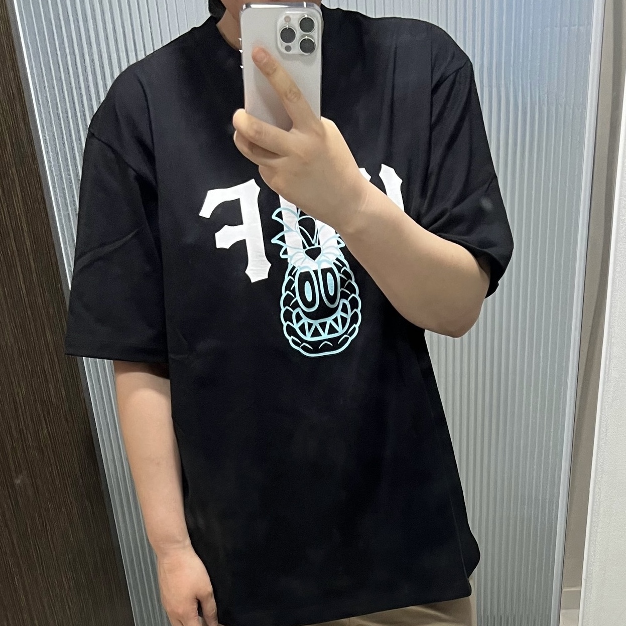 HUF x Reddy Pinnacle T-Shirt Black 착용 스타일 - 2