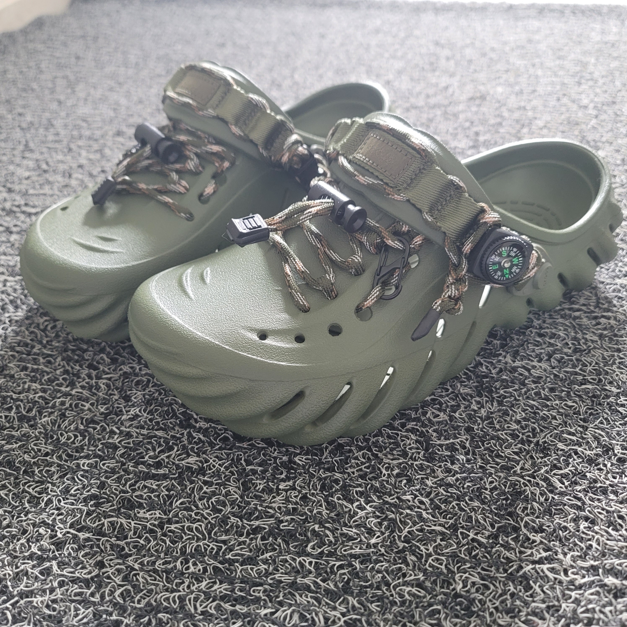 Crocs Echo Clog Army Green 착용 스타일 - 10