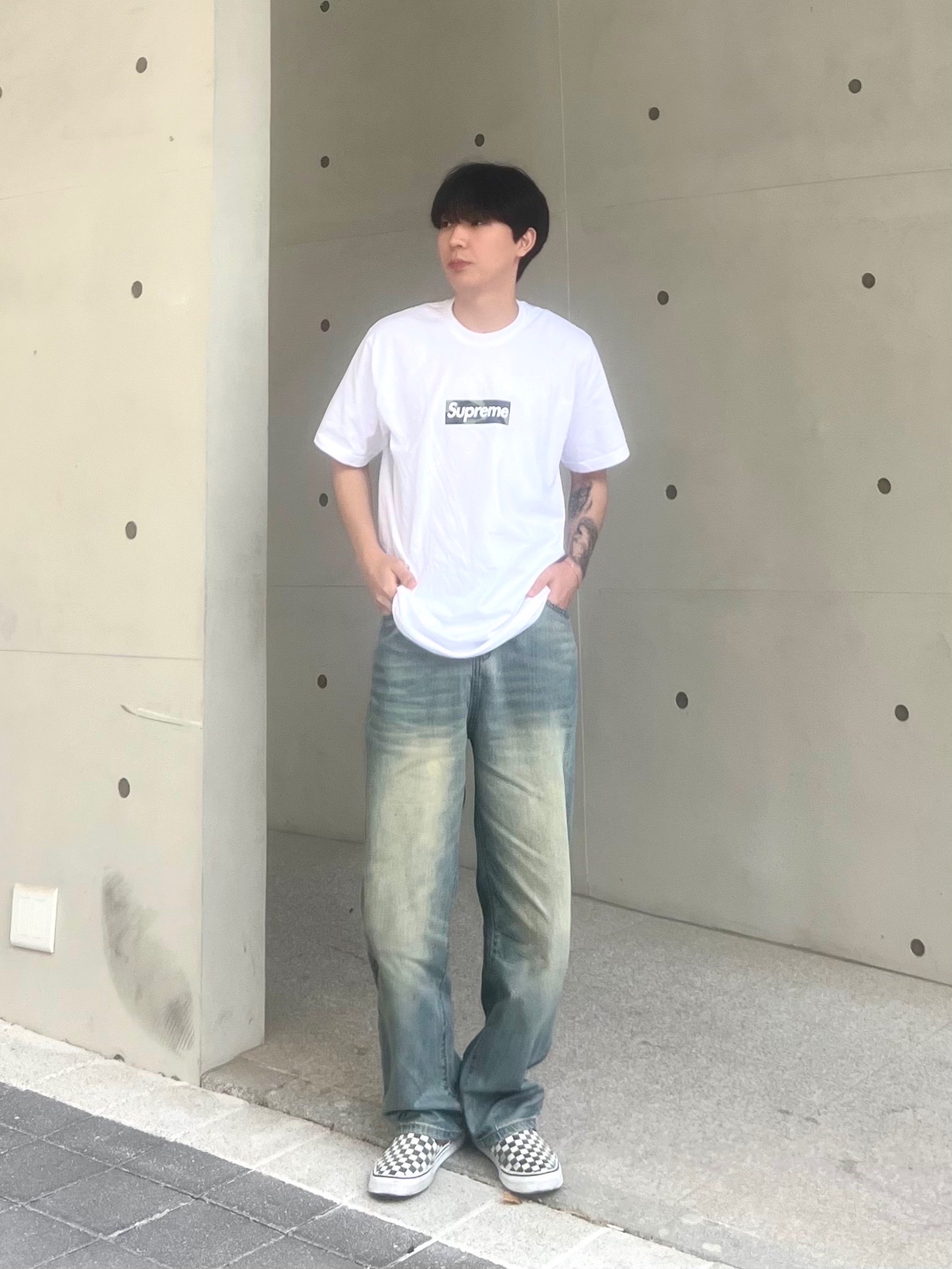 Supreme Box Logo T-Shirt White - 23FW, Vans Slip-On Checkerboard 착용 스타일 - 2