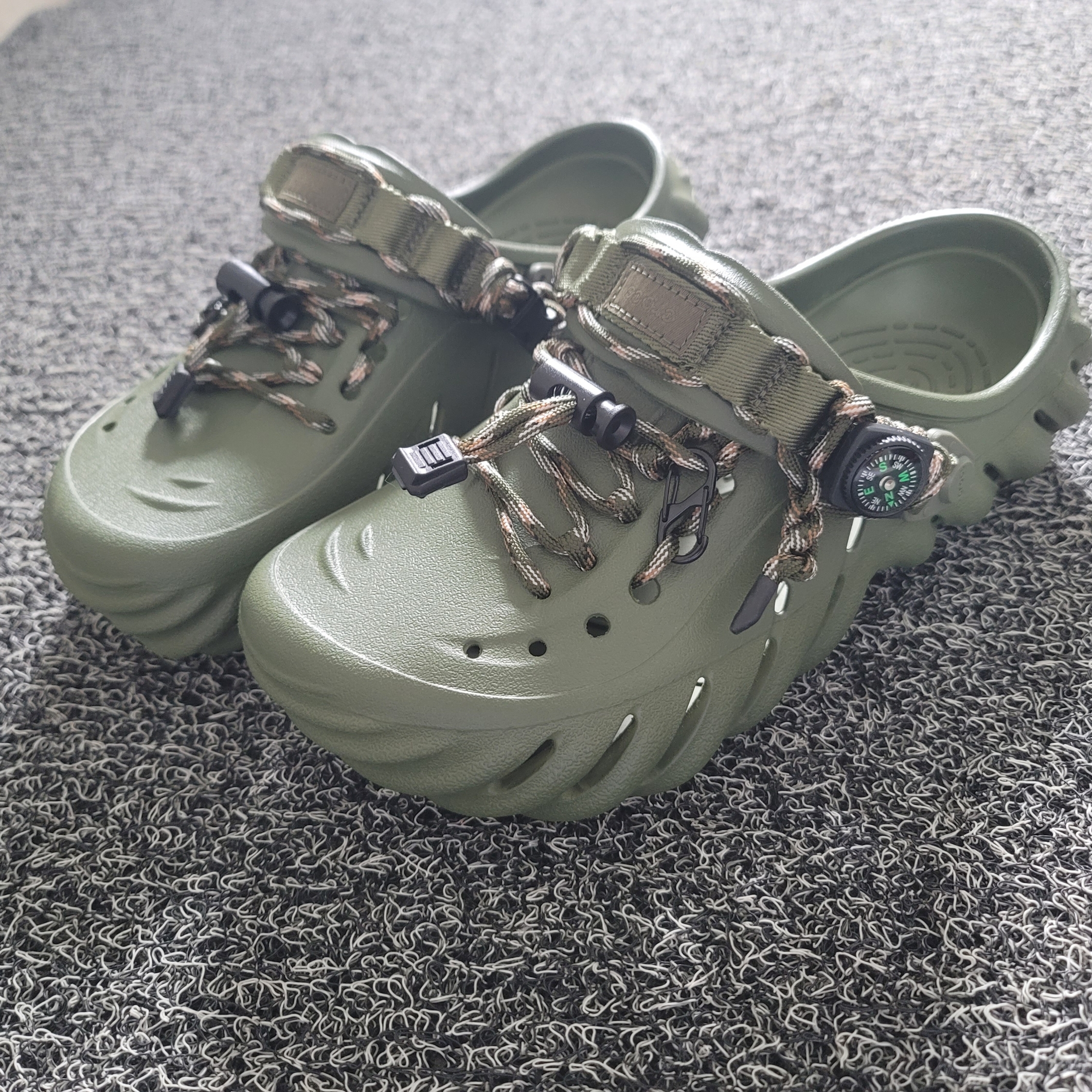 Crocs Echo Clog Army Green 착용 스타일 - 5