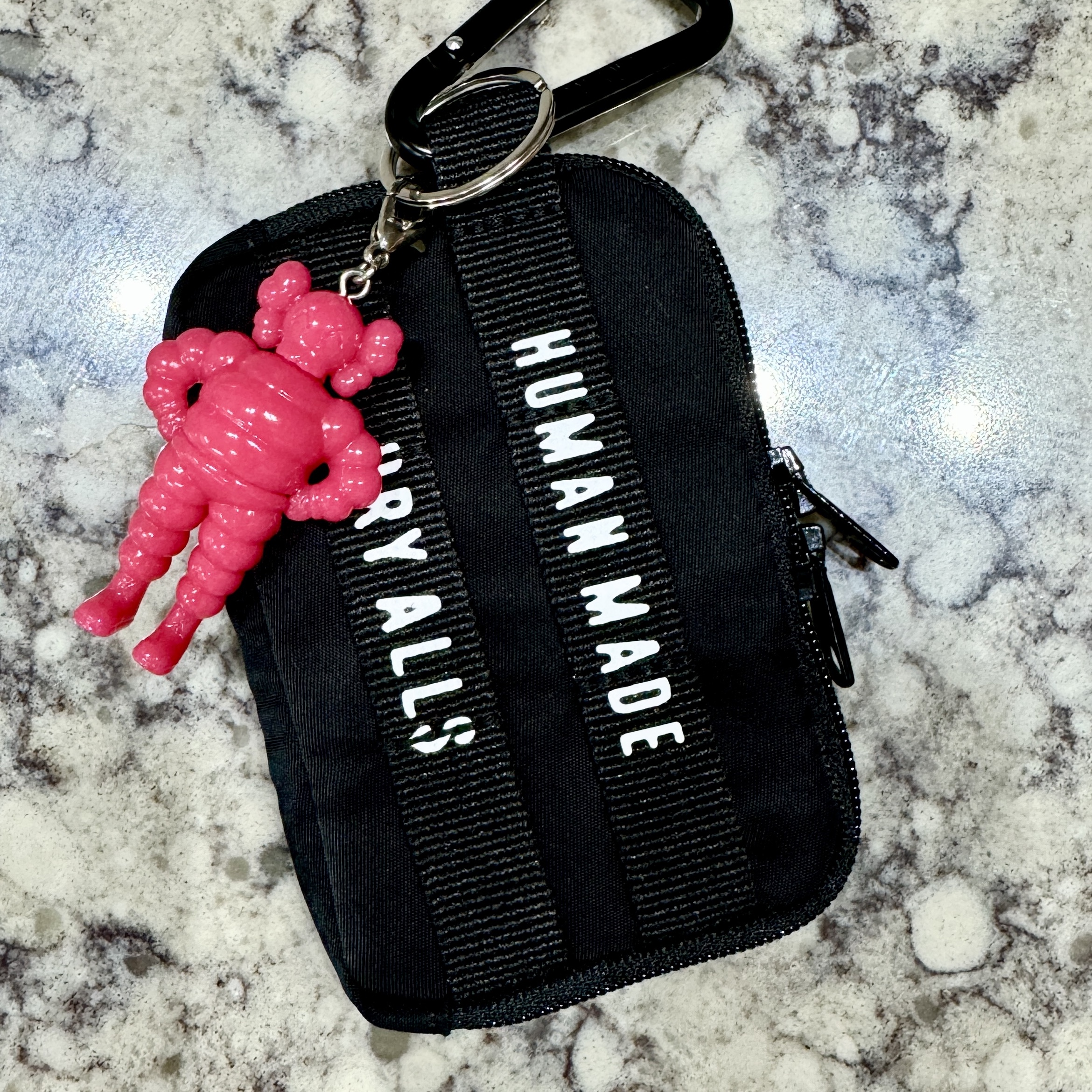 Human Made Military Card Case Black, Kaws Tokyo First Chum Keychain Pink 착용 스타일 - 1