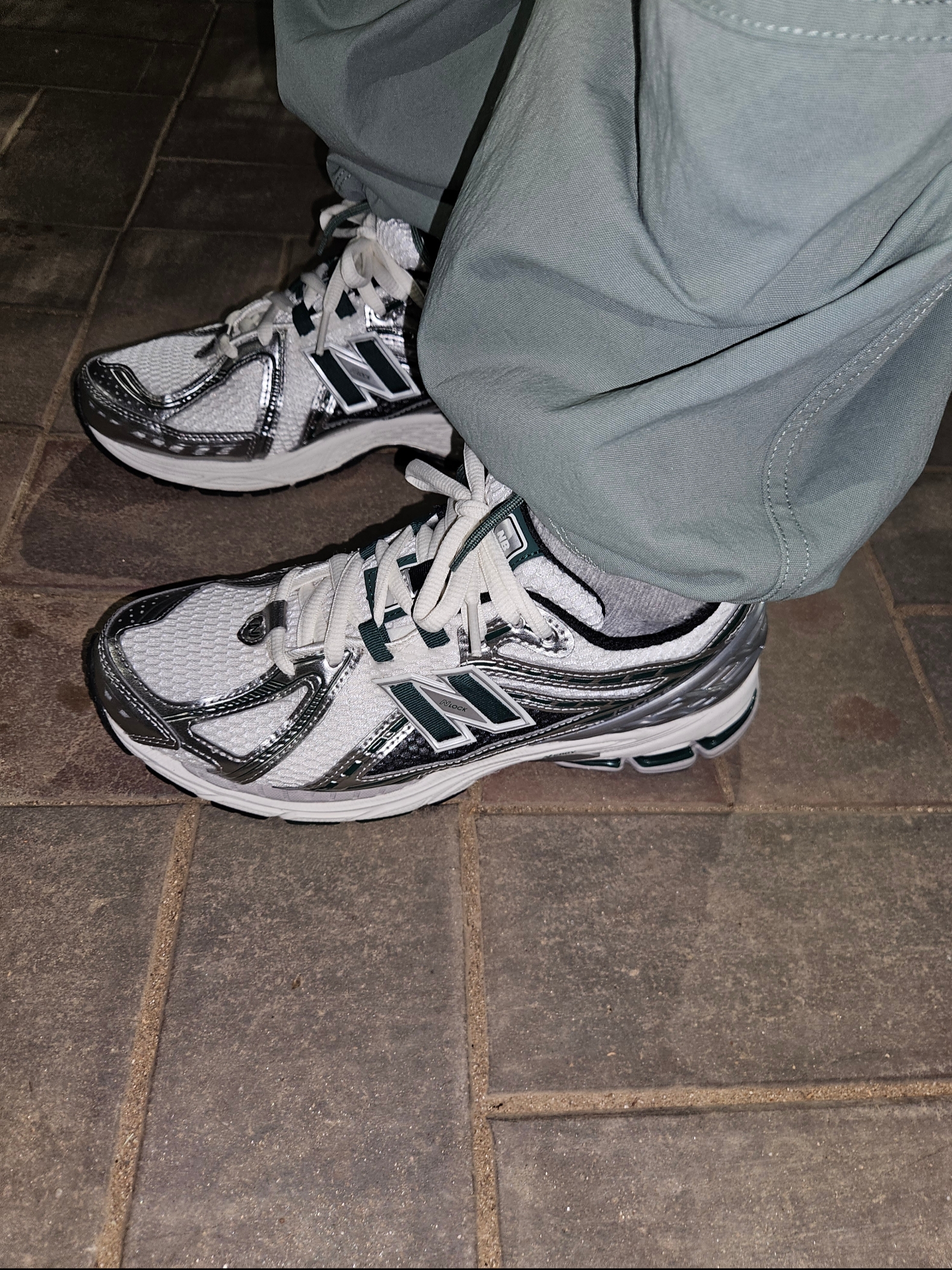 New Balance 1906R Silver Metallic Green 착용 스타일 - 1
