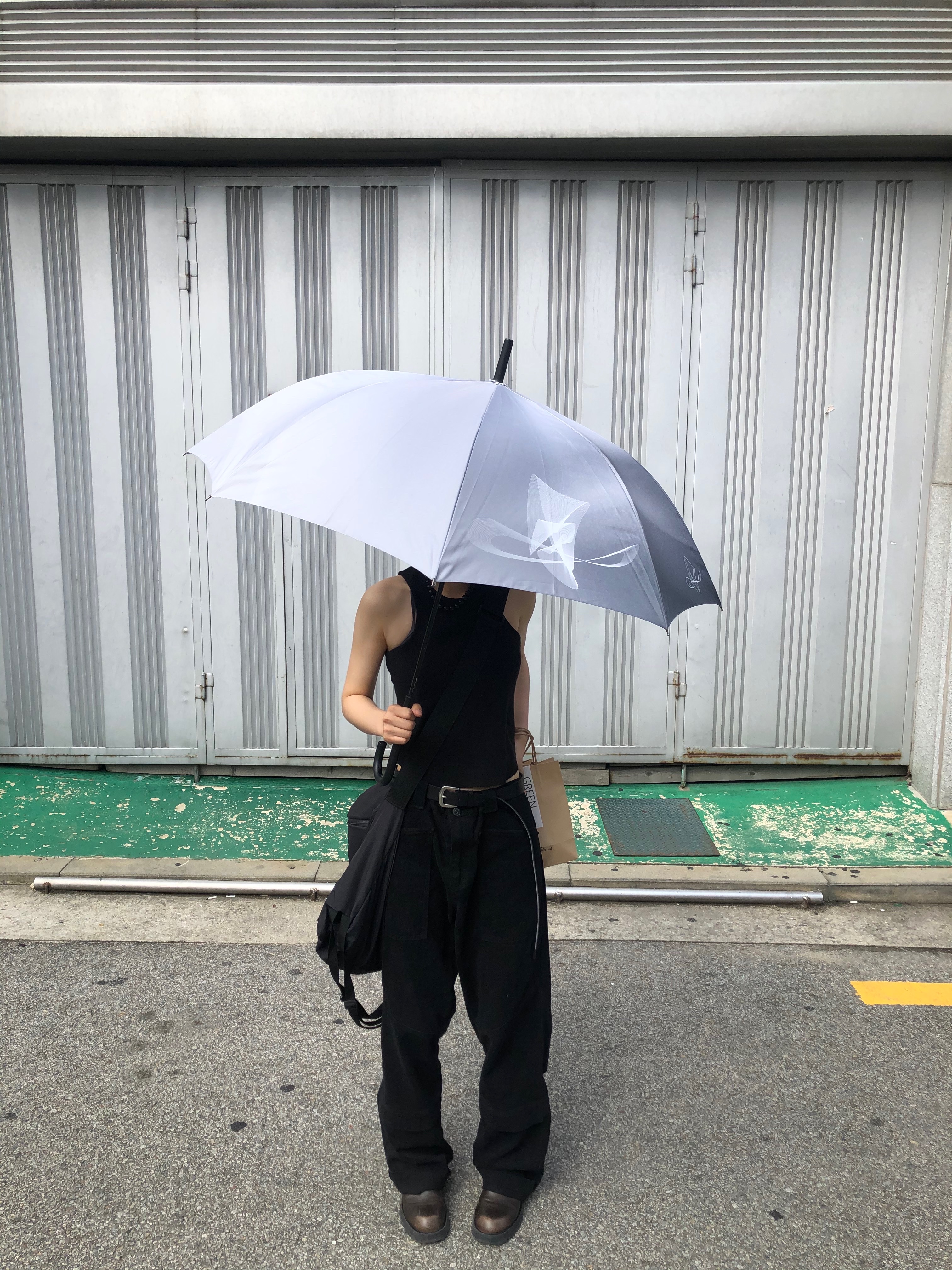 BLR Fog Washing Umbrella Grey 착용 스타일 - 1