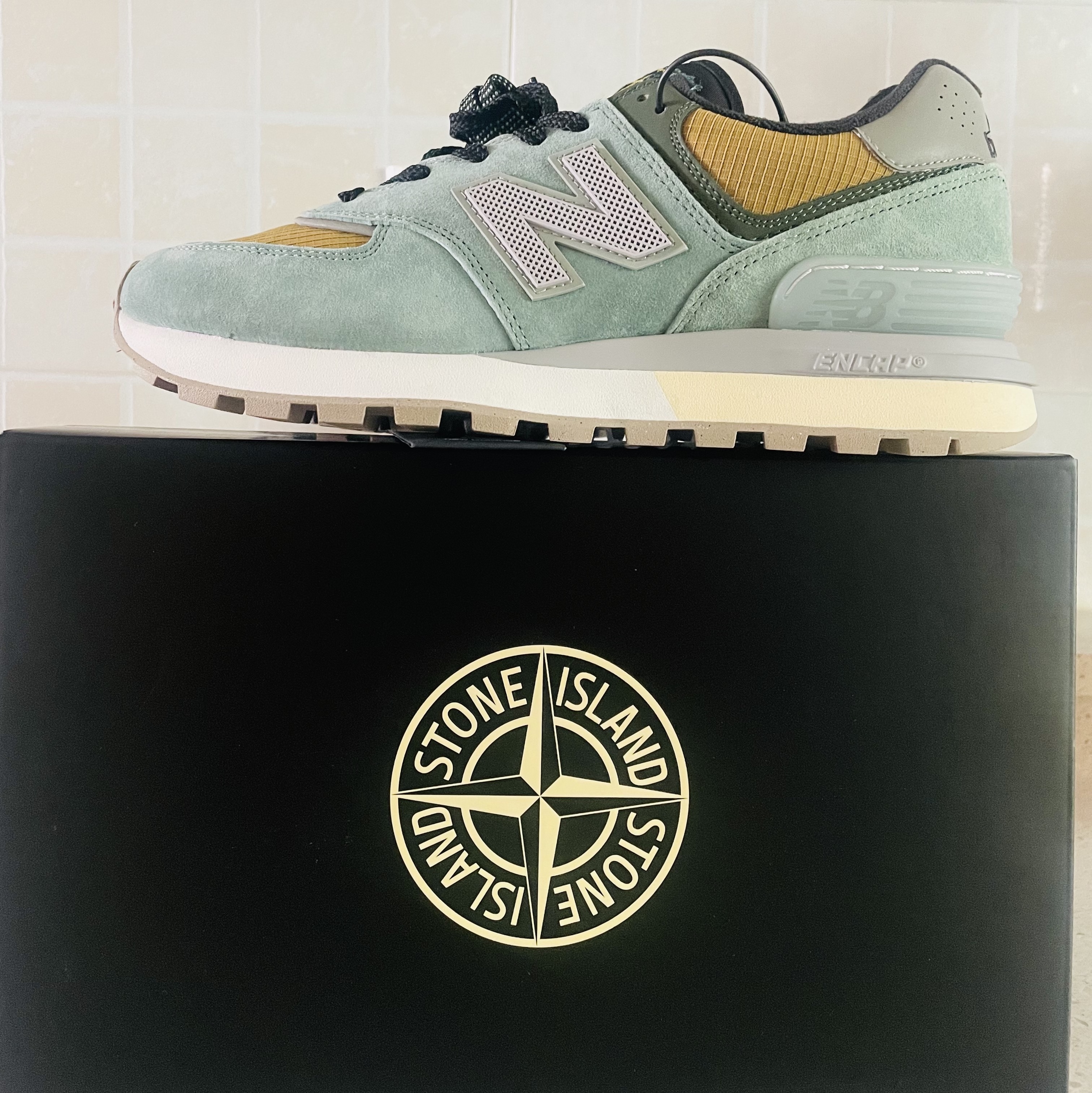 New Balance x Stone Island 574 Legacy Light Green 착용 스타일 - 2