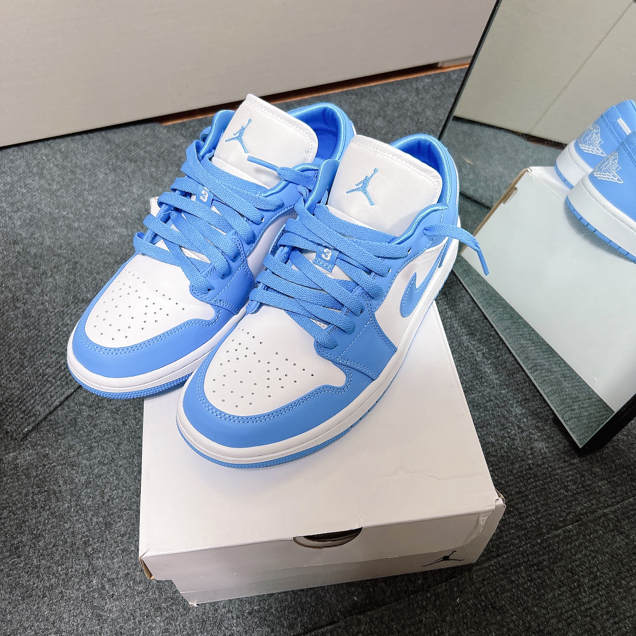 (W) Jordan 1 Low UNC University Blue 착용 스타일 - 5