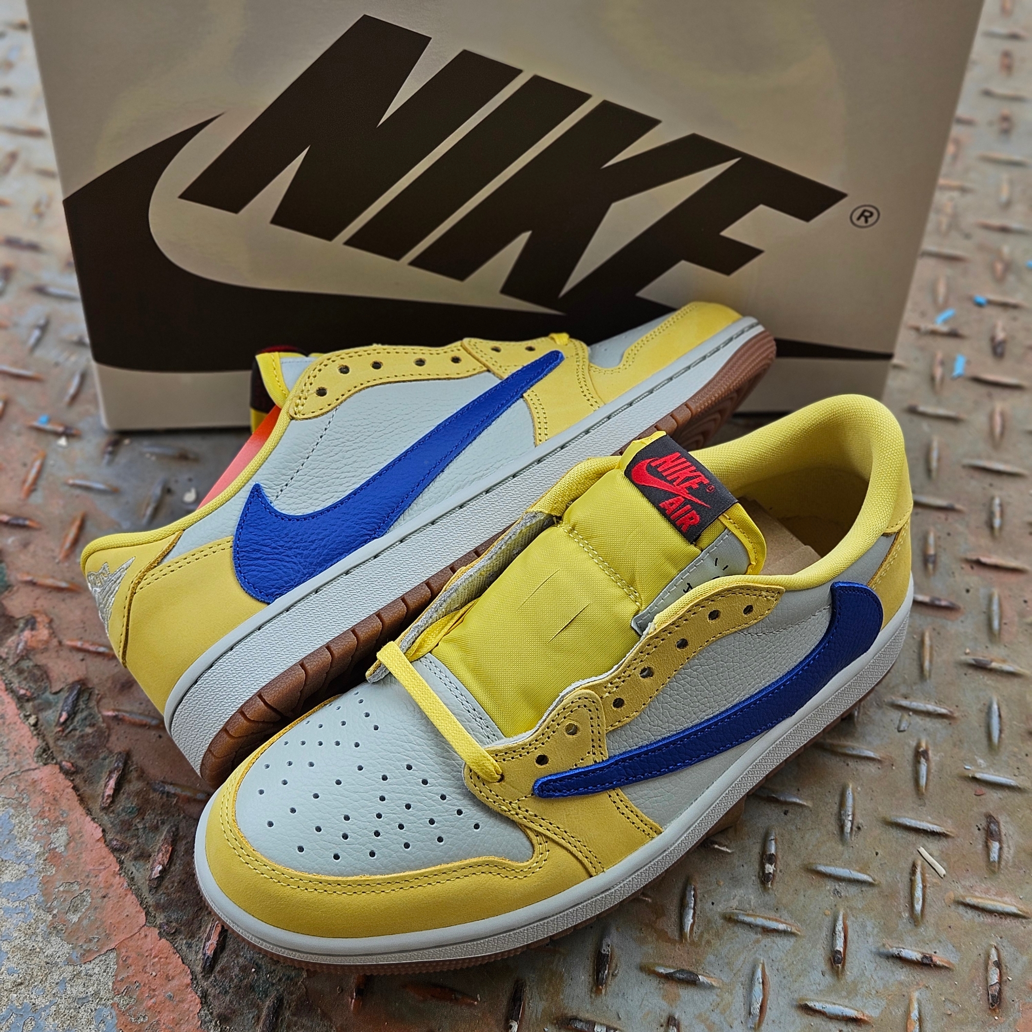 (W) Jordan 1 x Travis Scott Retro Low OG SP Canary 착용 스타일 - 1