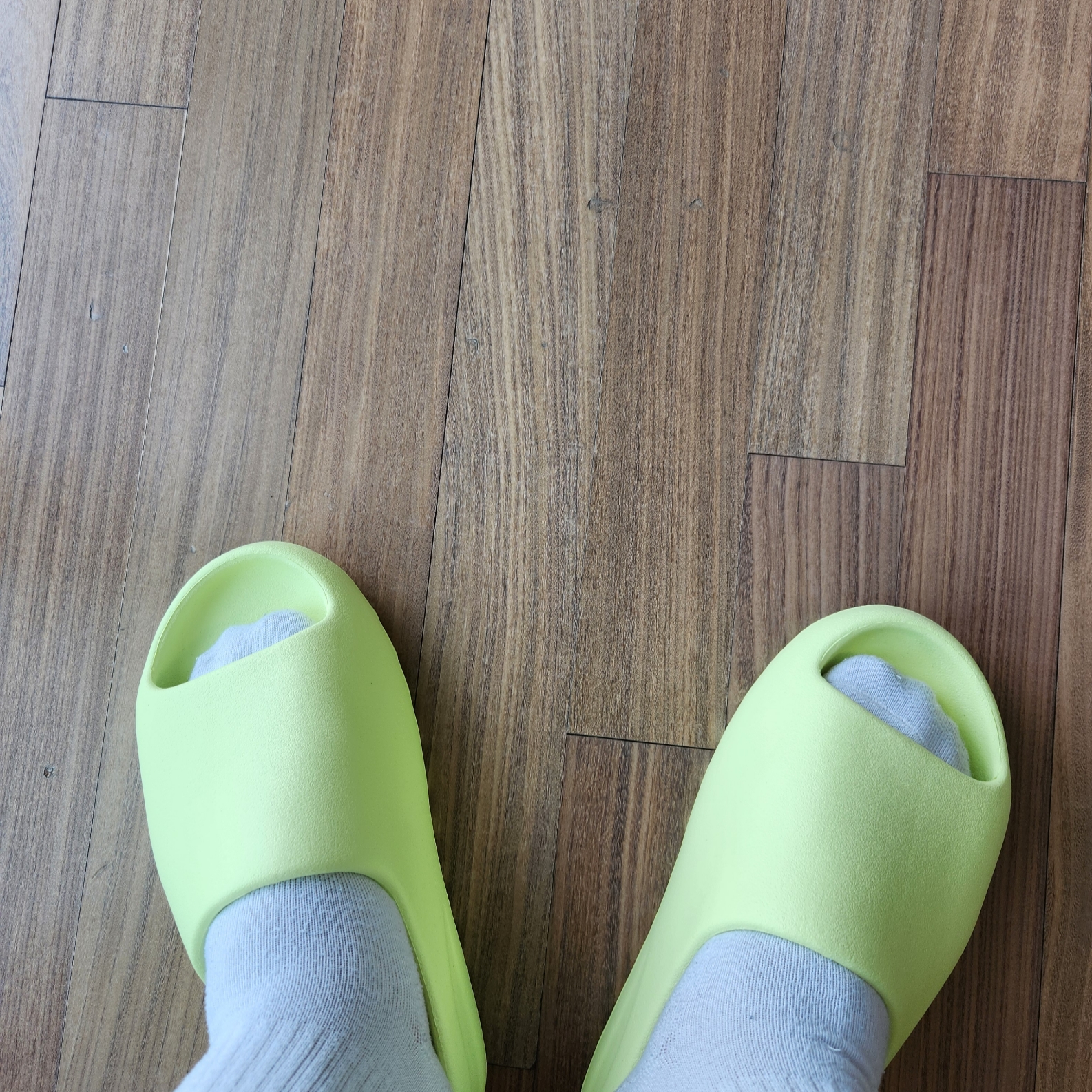 Adidas Yeezy Slide Glow Green 2022/2023 착용 스타일