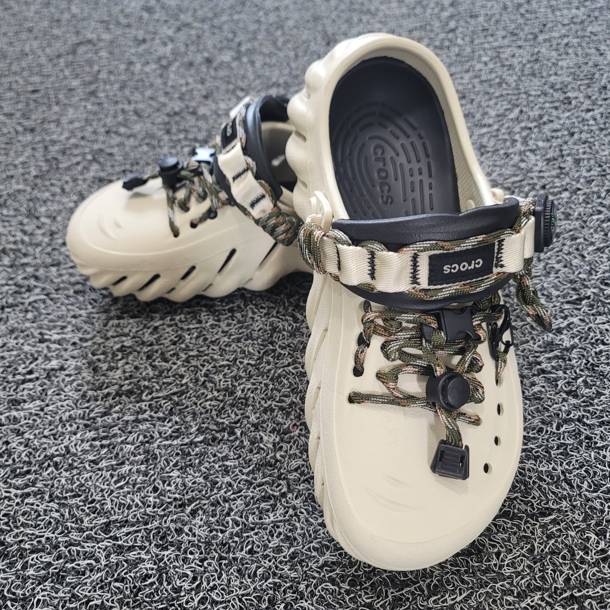 Crocs Echo Clog Bone Black 착용 스타일 - 1