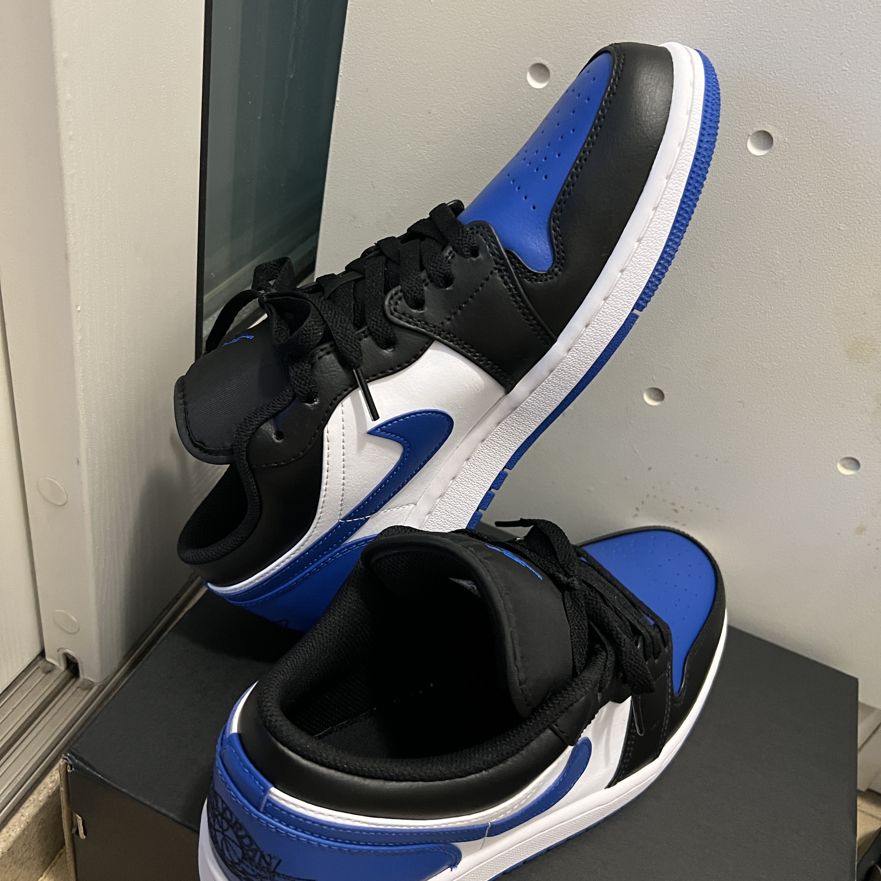Jordan 1 Low Alternate Royal Toe 착용 스타일 - 1