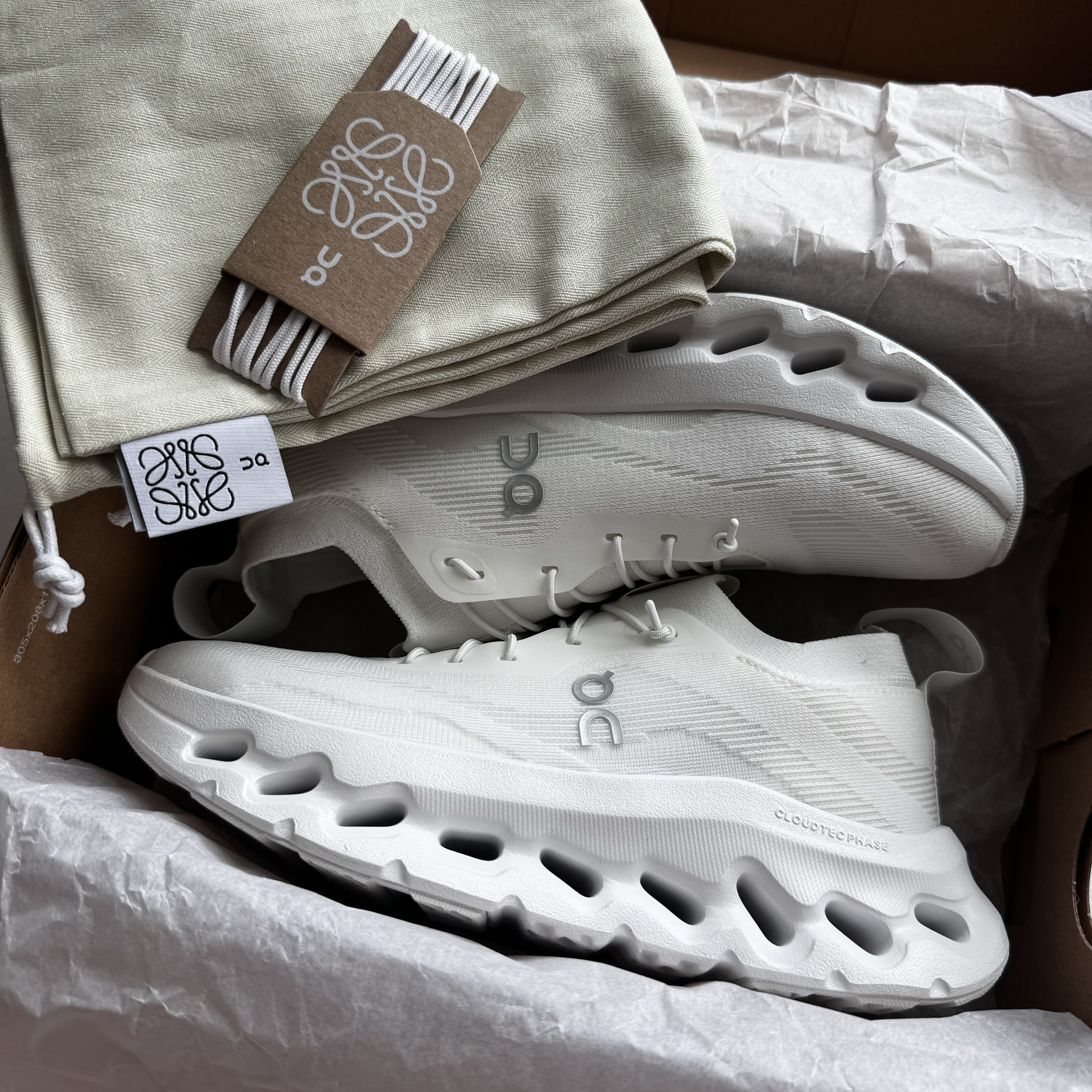 (W) Loewe x On Running Cloudtilt All White 착용 스타일 - 2