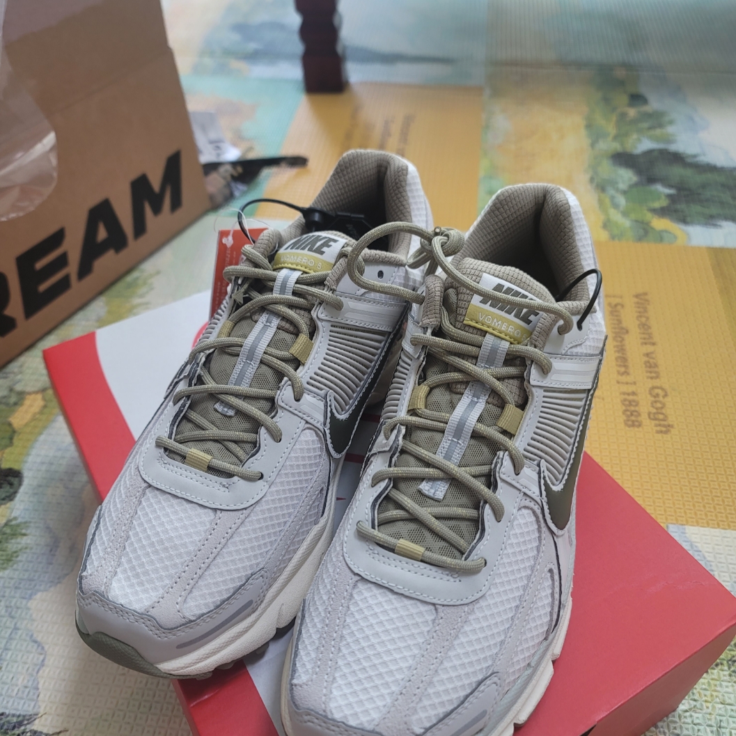 Nike Zoom Vomero 5 Light Bone and Phantom 착용 스타일 - 3