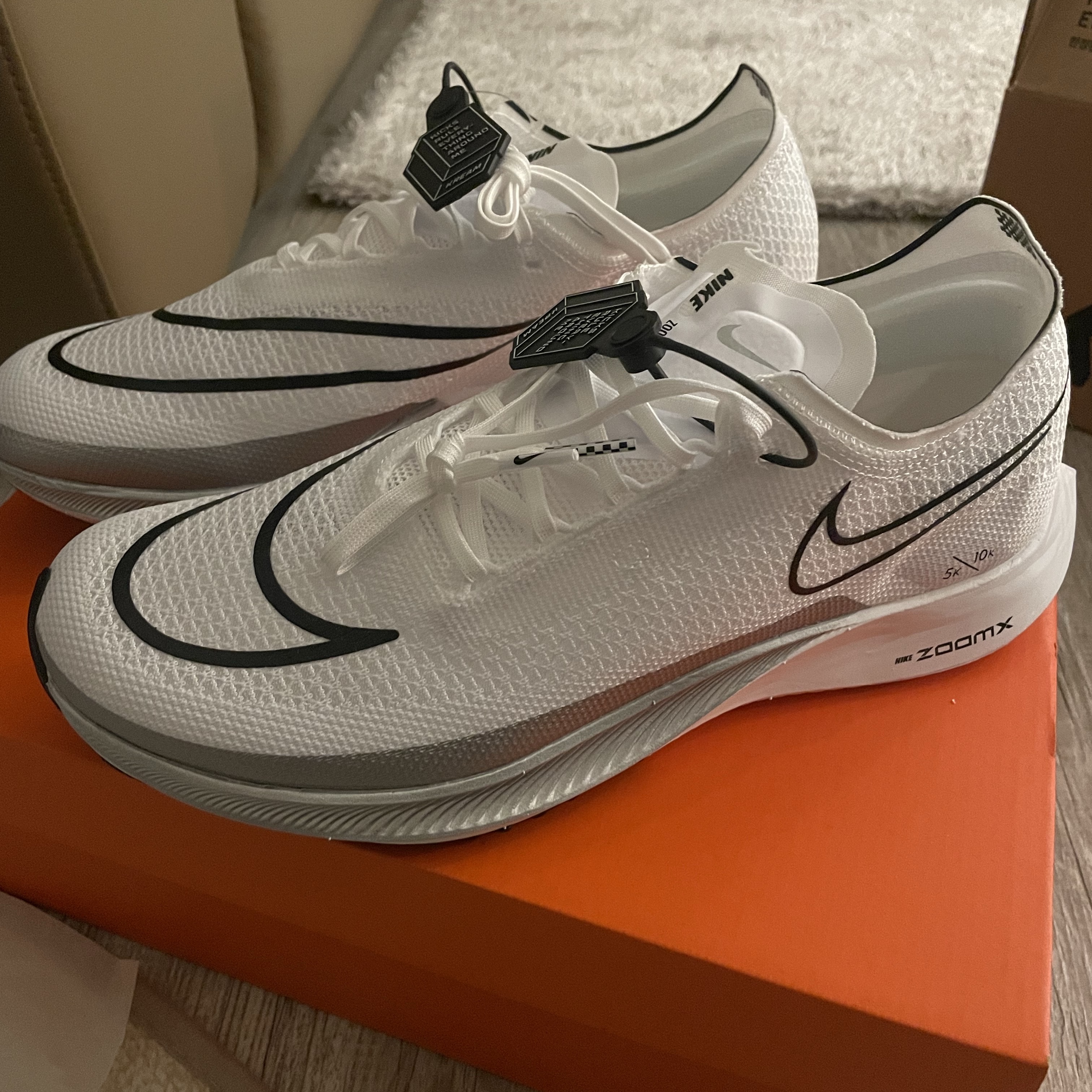 Nike ZoomX Streakfly White Metallic Silver 착용 스타일 - 3