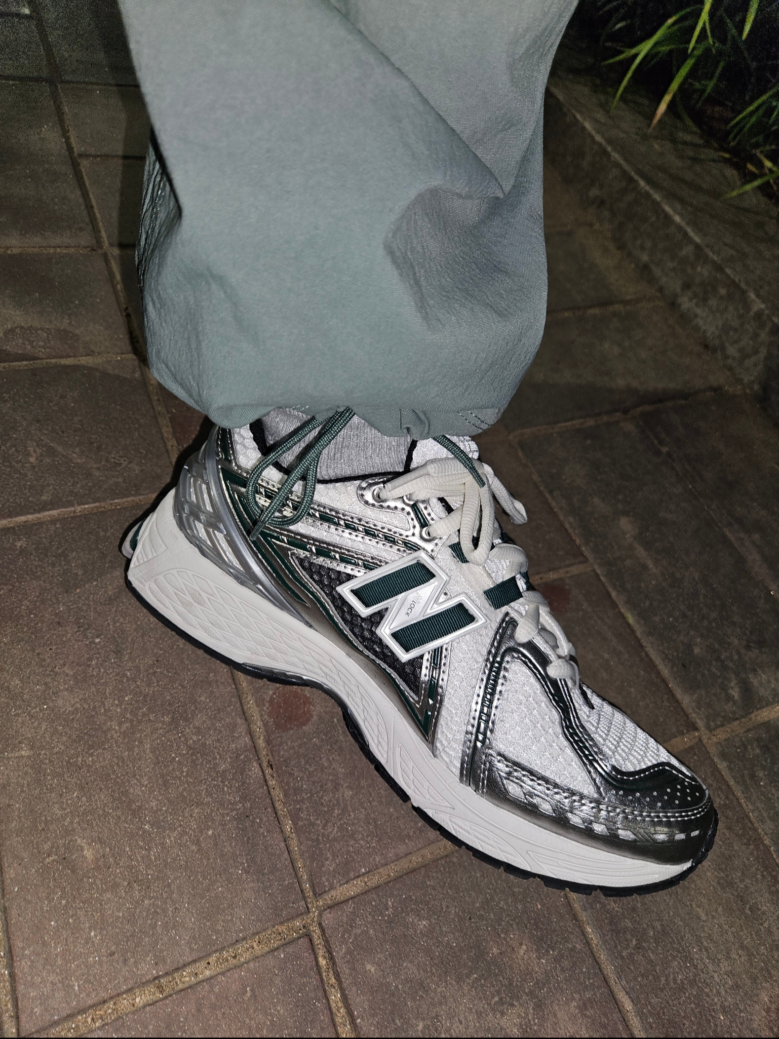 New Balance 1906R Silver Metallic Green 착용 스타일 - 6