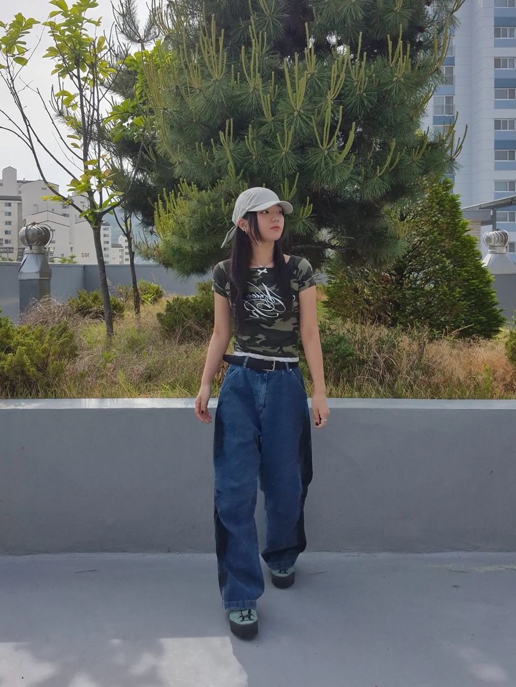 NIIER NOR Lace Off Shoulder Crop Top Camo, NIIER NOR Lace Off Shoulder Crop Top Black 착용 스타일