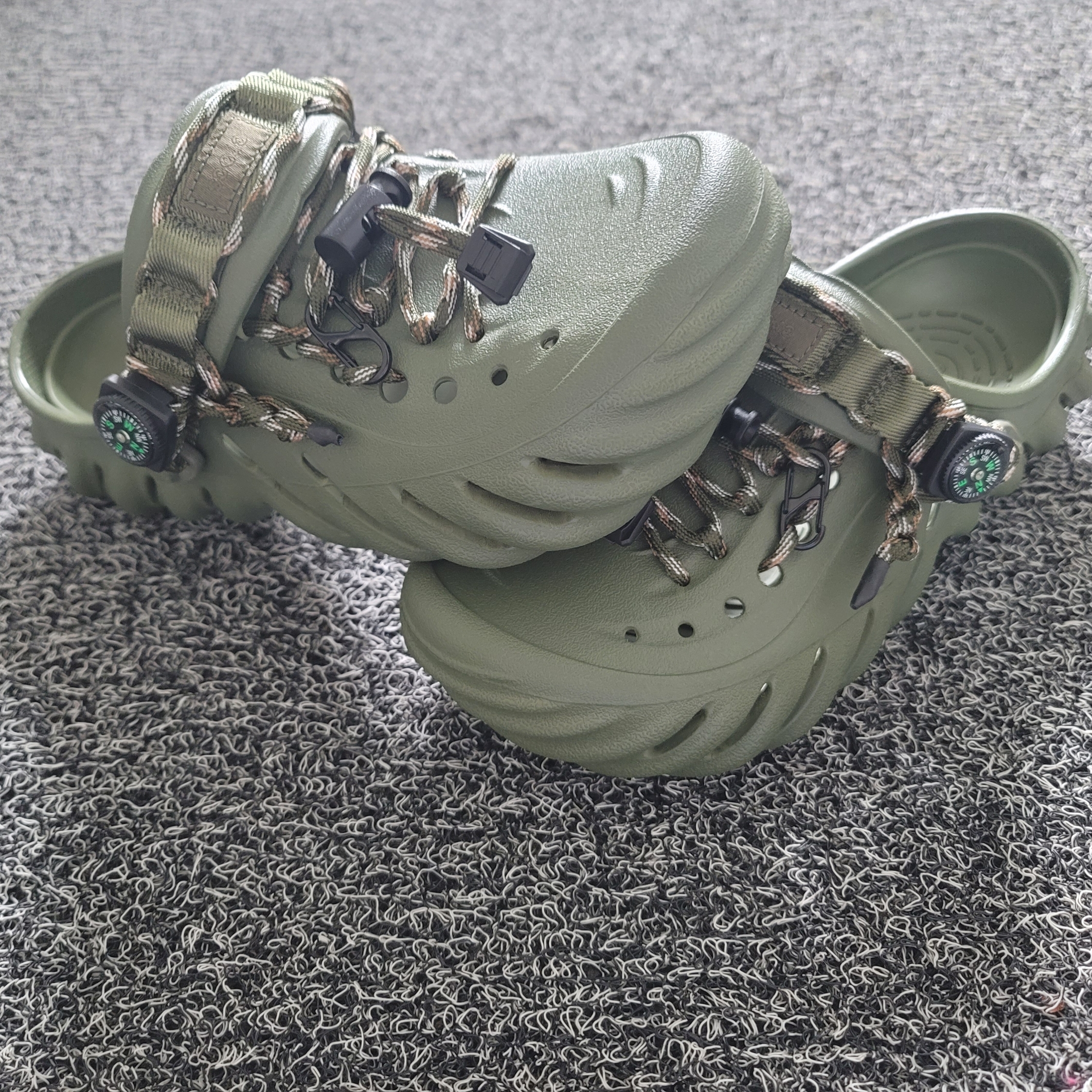 Crocs Echo Clog Army Green 착용 스타일 - 7
