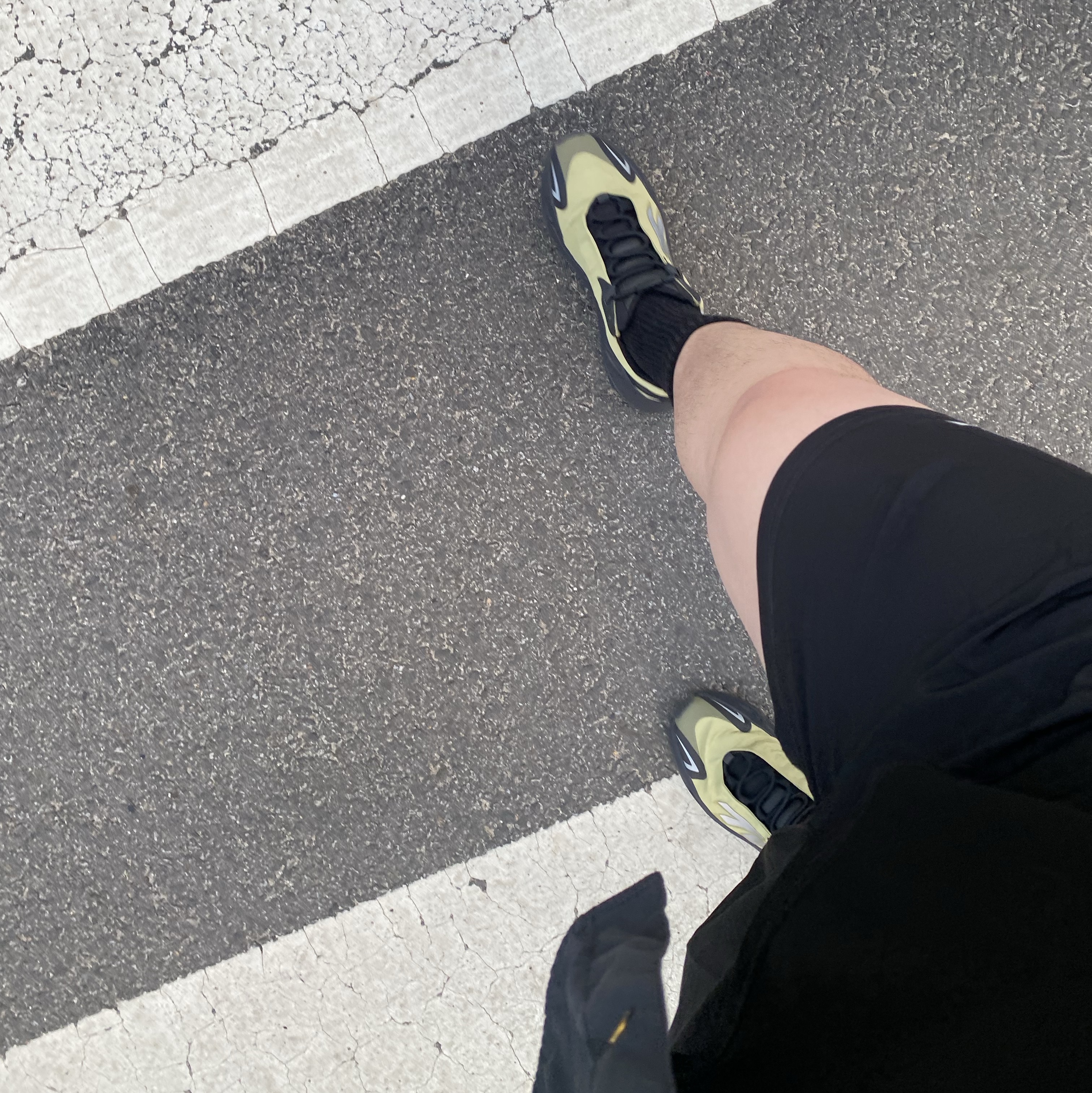 Adidas Yeezy Boost 700 MNVN Resin 착용 스타일 - 2