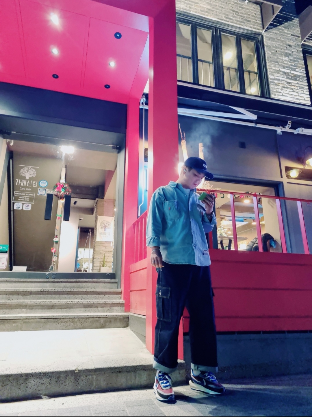 Nike x Sacai x Undercover LDWaffle Night Maroon Team Royal 착용 스타일