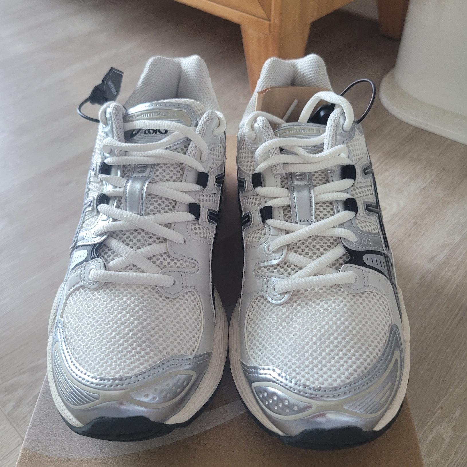 Asics Gel-Nimbus 9 Cream Black 착용 스타일 - 2