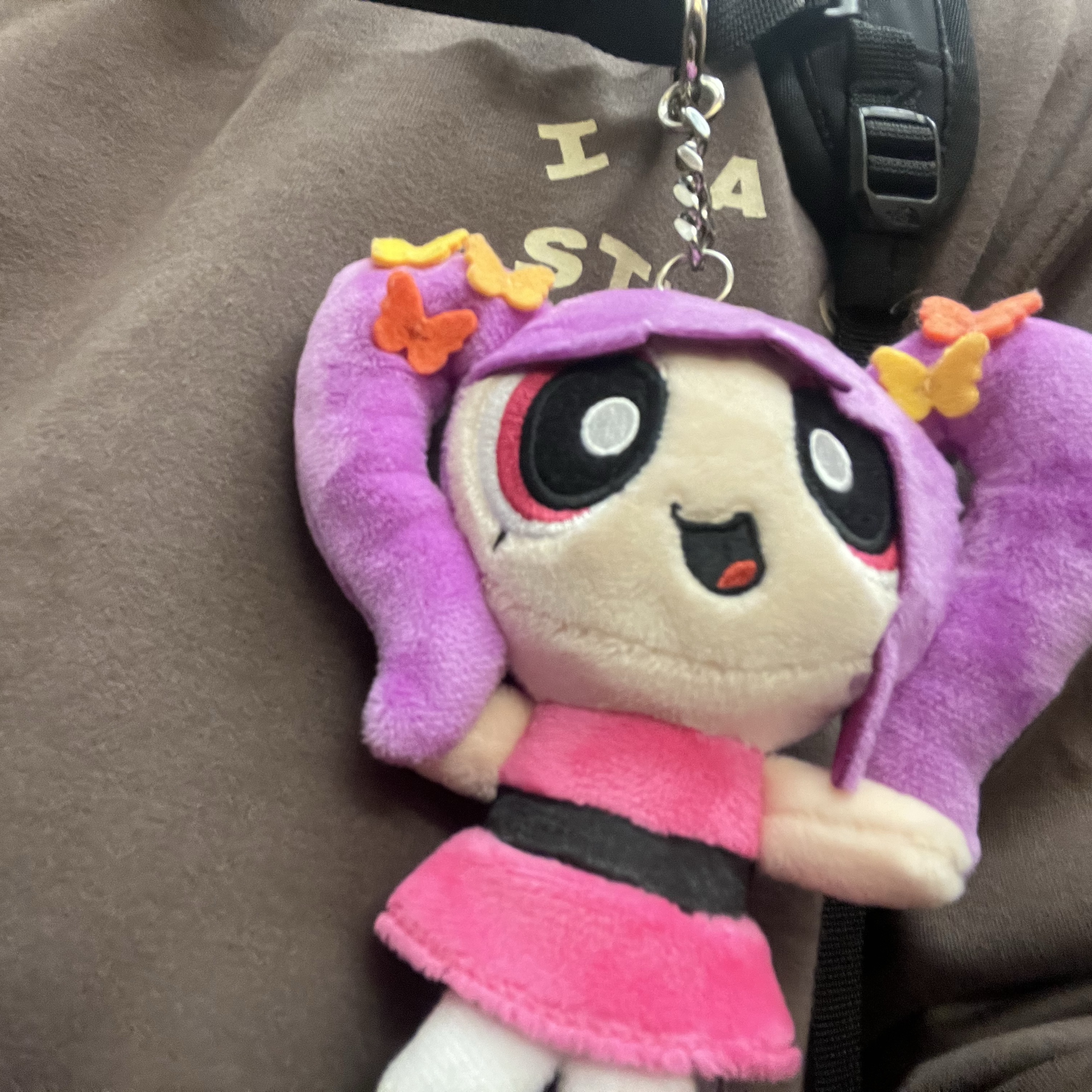 Newjeans x The Powerpuff Girls Bag Charm Hanni, IAB Studio Long Sleeve Choco Cream 착용 스타일