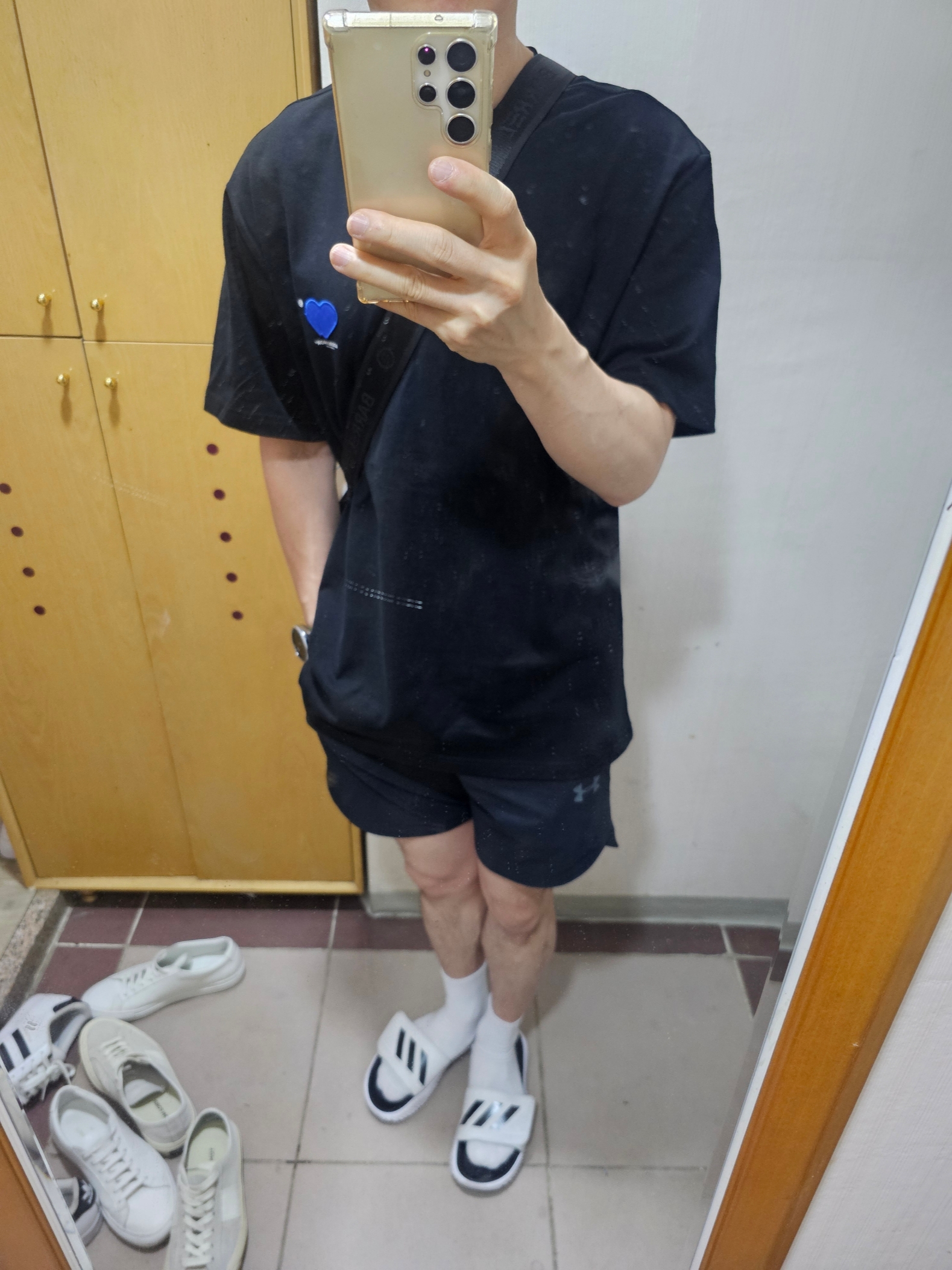 Ader Error Twin Heart Small Logo T-Shirt Noir 착용 스타일