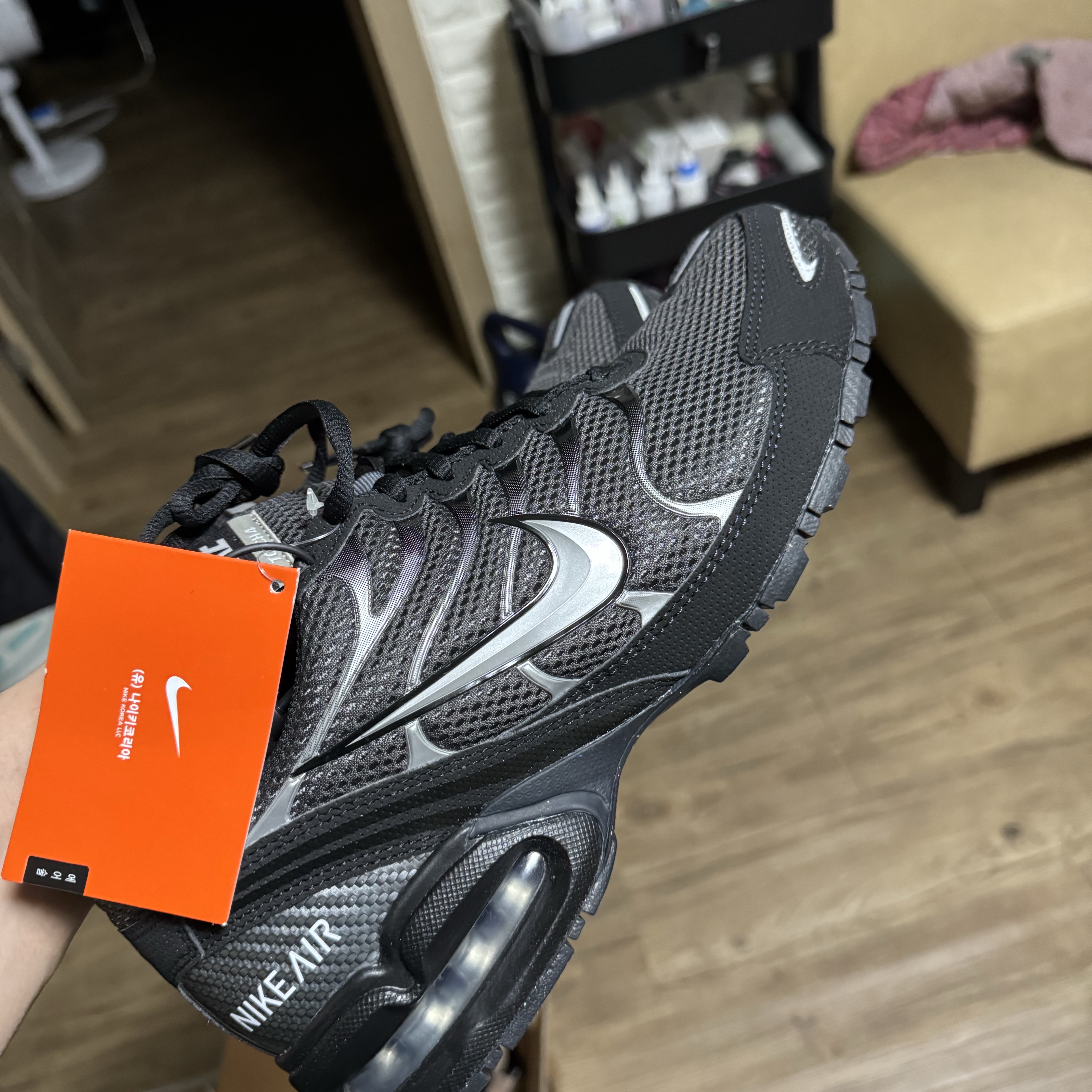 Nike Air Max Torch 4 Anthracite Metallic Silver 착용 스타일 - 1
