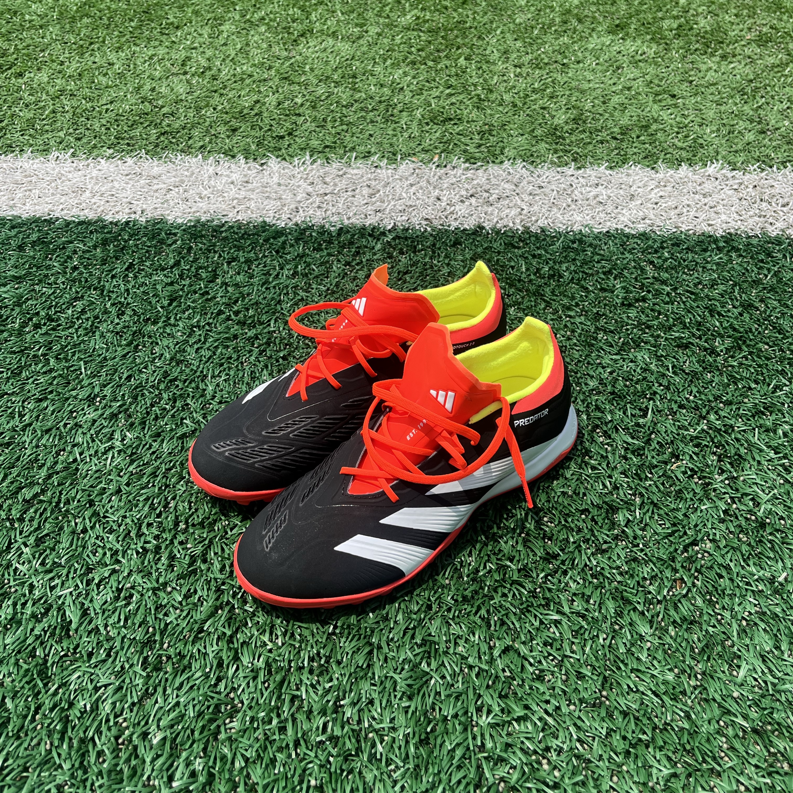 Adidas Predator 24 Elite TF Core Black Cloud White 착용 스타일 - 2