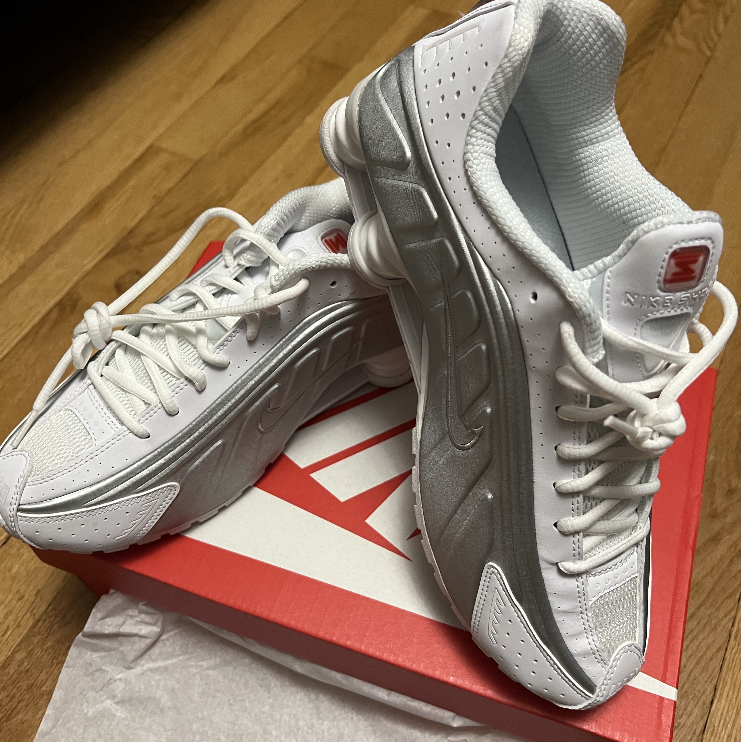 (W) Nike Shox R4 White Metallic Silver 착용 스타일
