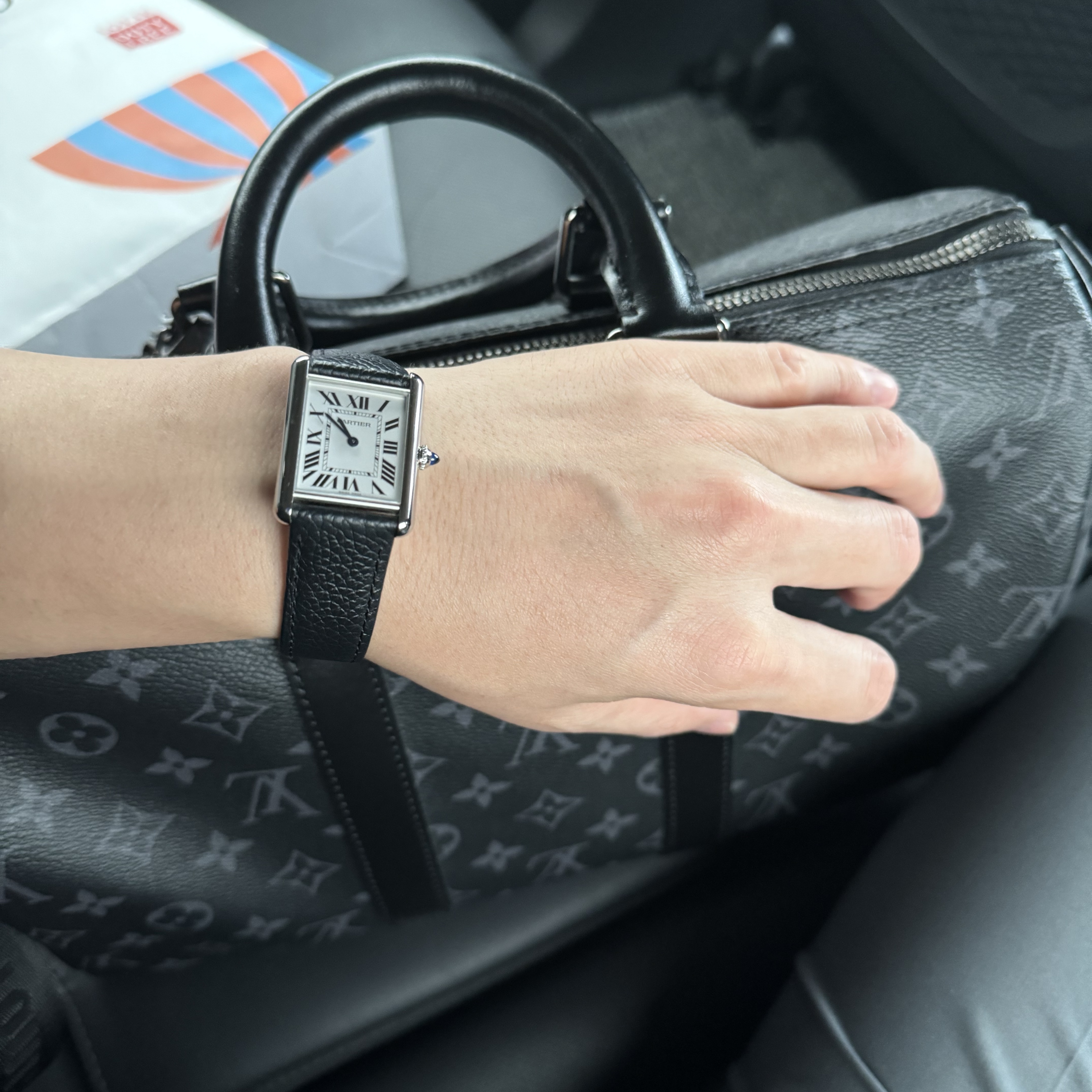Cartier Tank Must Watch Large Quartz Steel Calfskin Black 착용 스타일