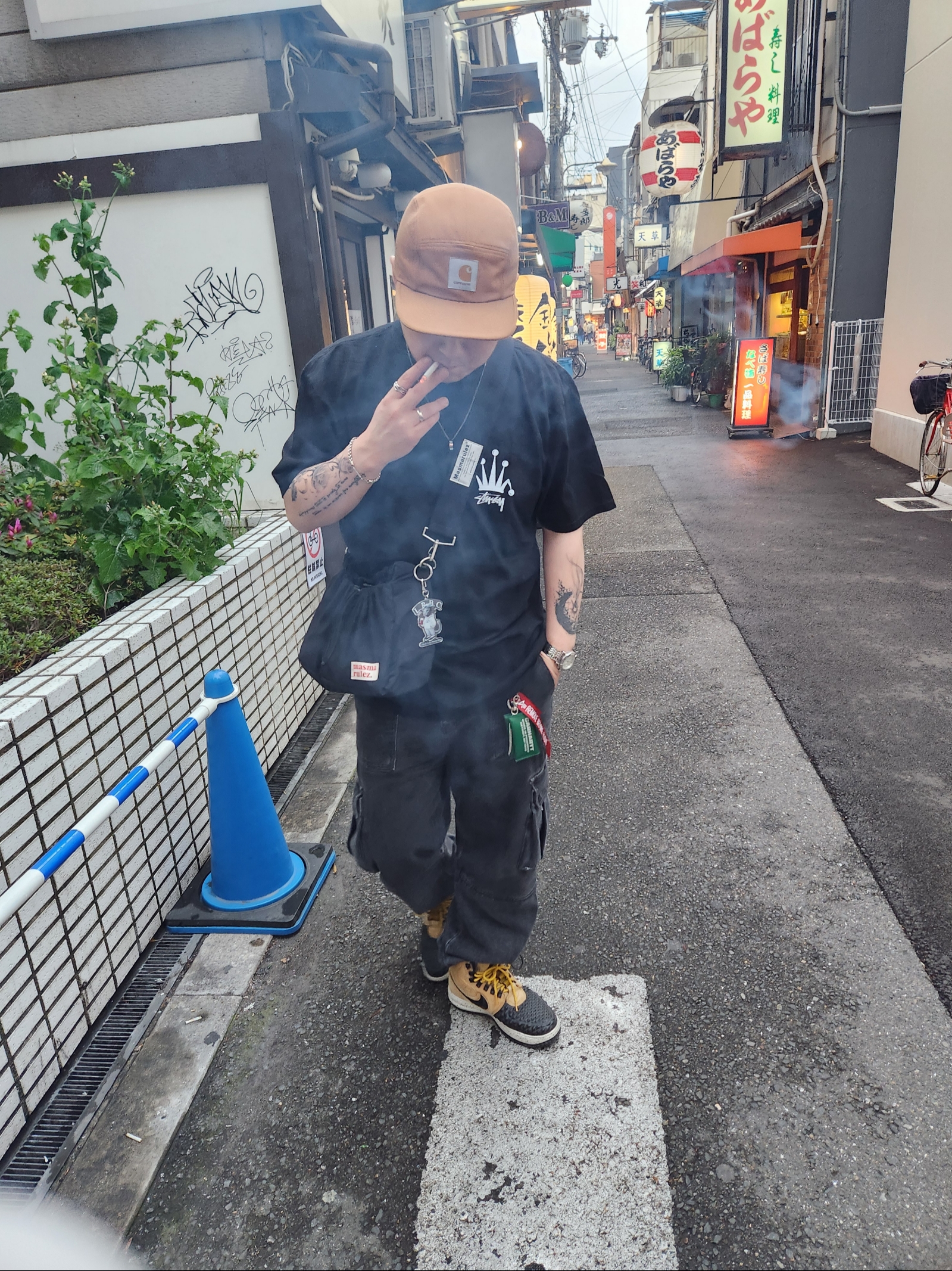 Carhartt WIP Backley Cap Hamilton Brown, Stussy Regal Crown Pigment Dyed T-Shirt Black 착용 스타일 - 1