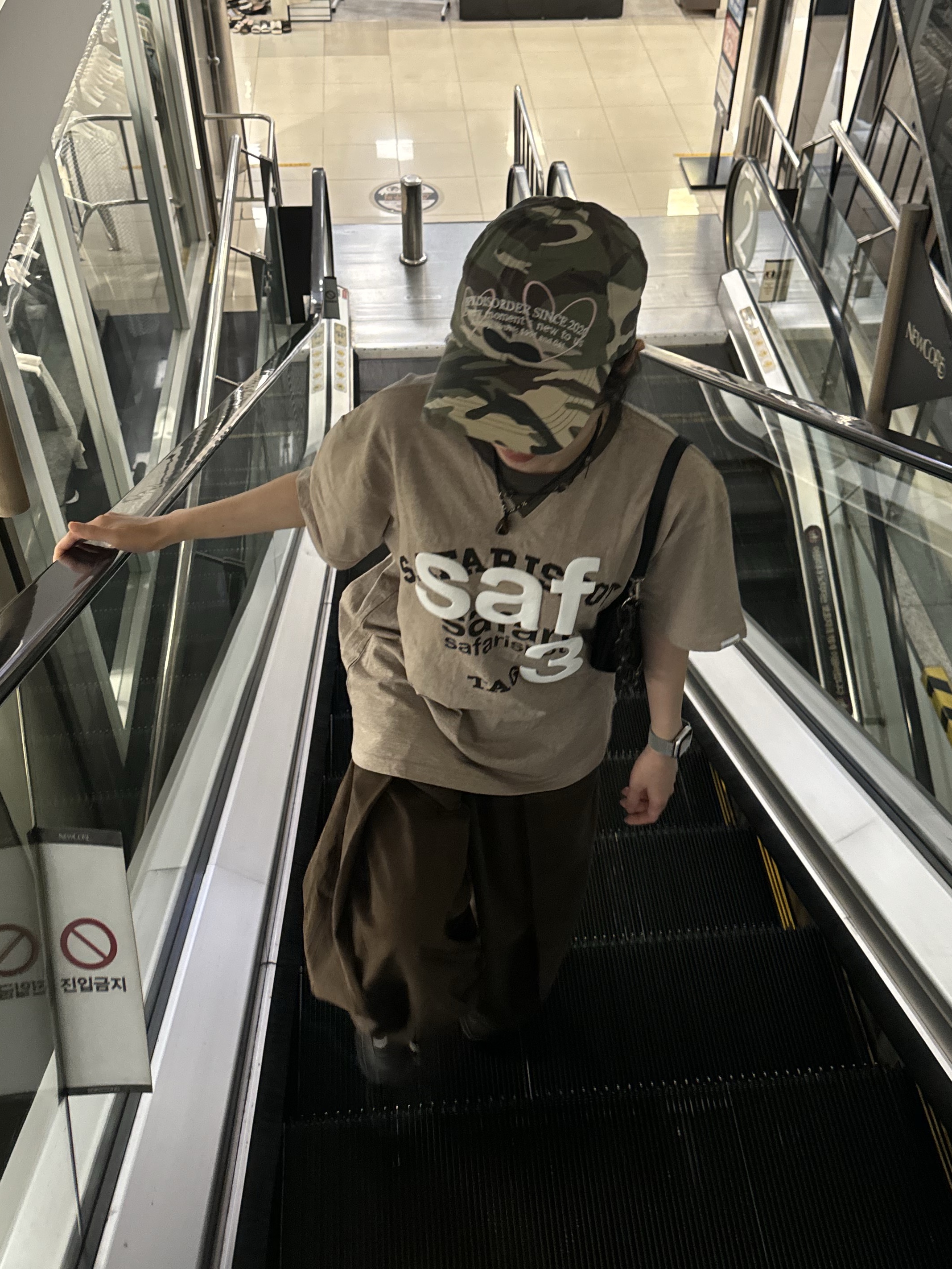 [KREAM 단독] Safarispot Roux Base School Club Tee Brown, (W) Honsby Darling Harbour2 Black 착용 스타일 - 4