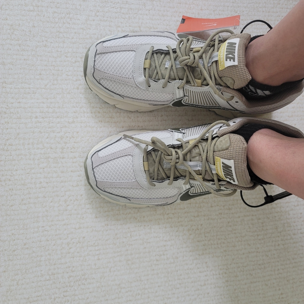 Nike Zoom Vomero 5 Light Bone and Phantom 착용 스타일 - 1